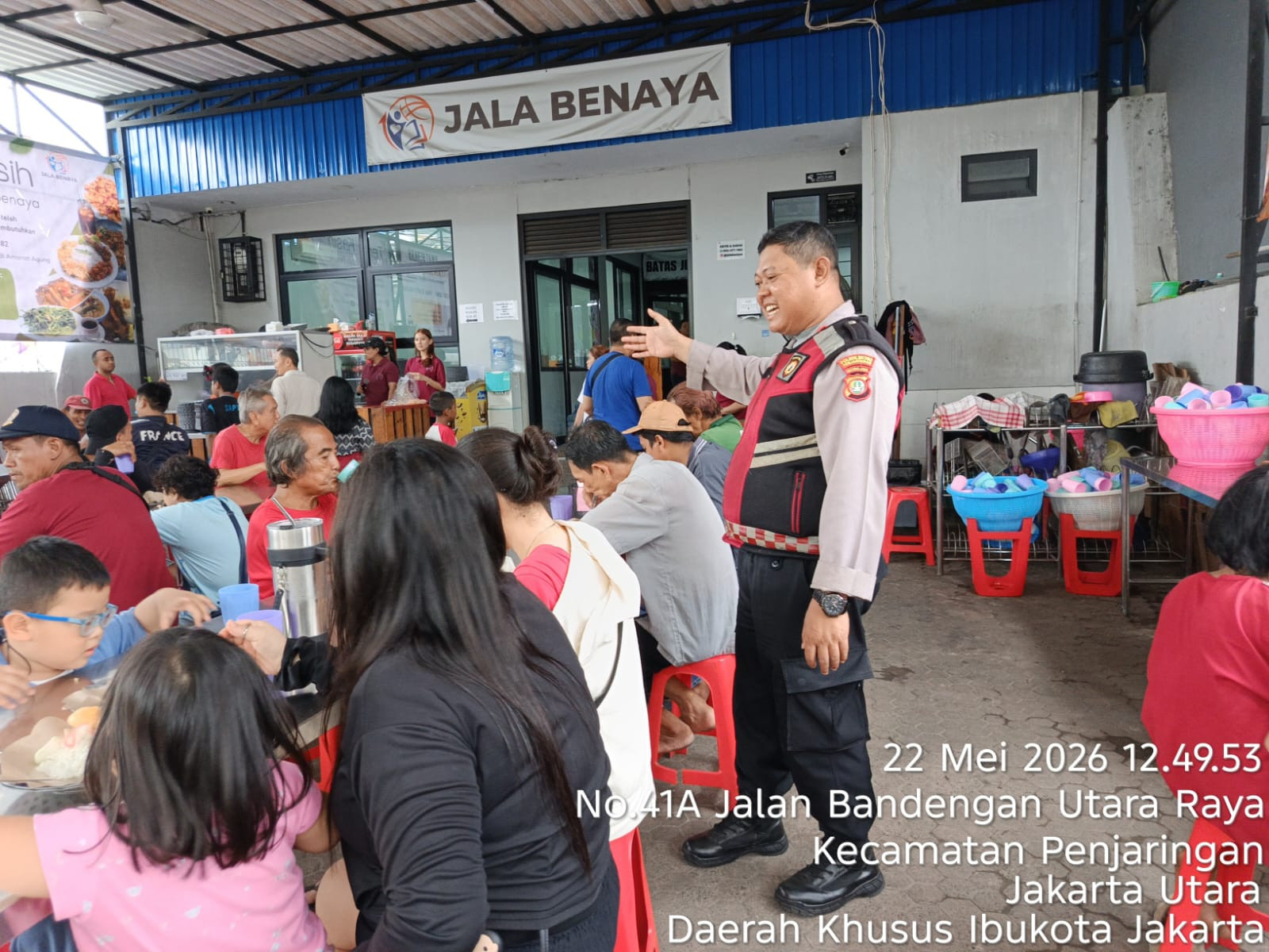 Polsek Metro Penjaringan Gelar Jum’at Peduli, Bagikan 500 Paket Makanan untuk Warga dan Pekerja Harian