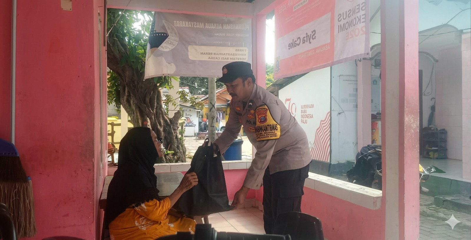 Ramadhan Peduli, Bhabinkamtibmas Pulau Sabira Salurkan Bantuan Sembako dan Santunan kepada Lansia Dhuafa