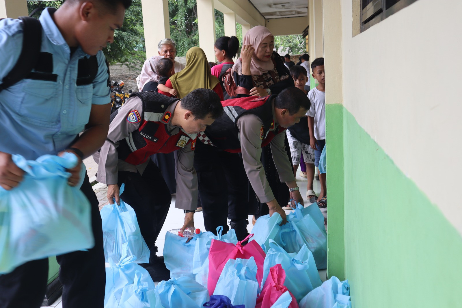 Perangi Narkotika Kampung Kavling, Kapolres Metro Bekasi Turun Langsung Berikan Edukasi dan Berikan 300 Paket Sembako Kepada Warga dan Tokoh Lingkungan