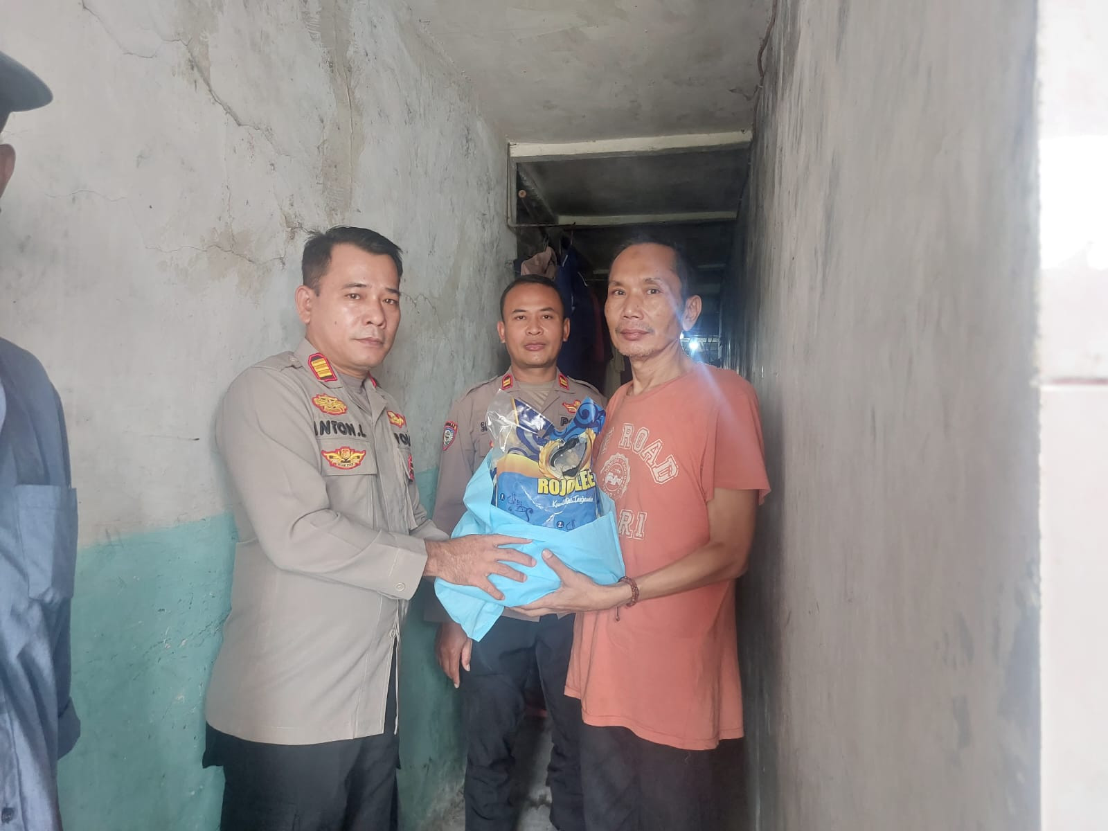 Polsek Kelapa Gading Salurkan Bansos untuk Warga Slum Area Pegangsaan Dua, Wujudkan Kepedulian di Bulan Kemerdekaan