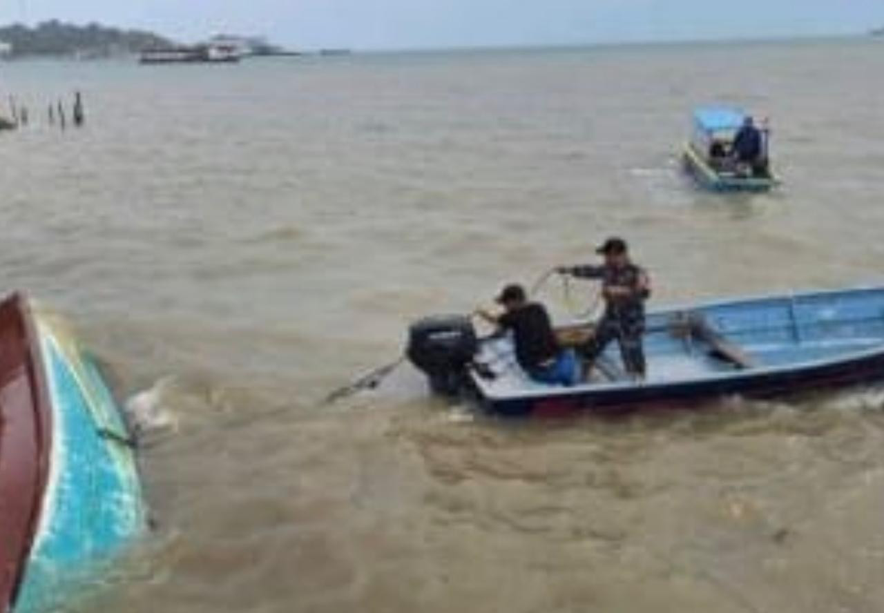 Reaksi Cepat Pos TNI AL Senggarang Lanal Bintan Berikan Bantuan Korban Kapal Tenggelam