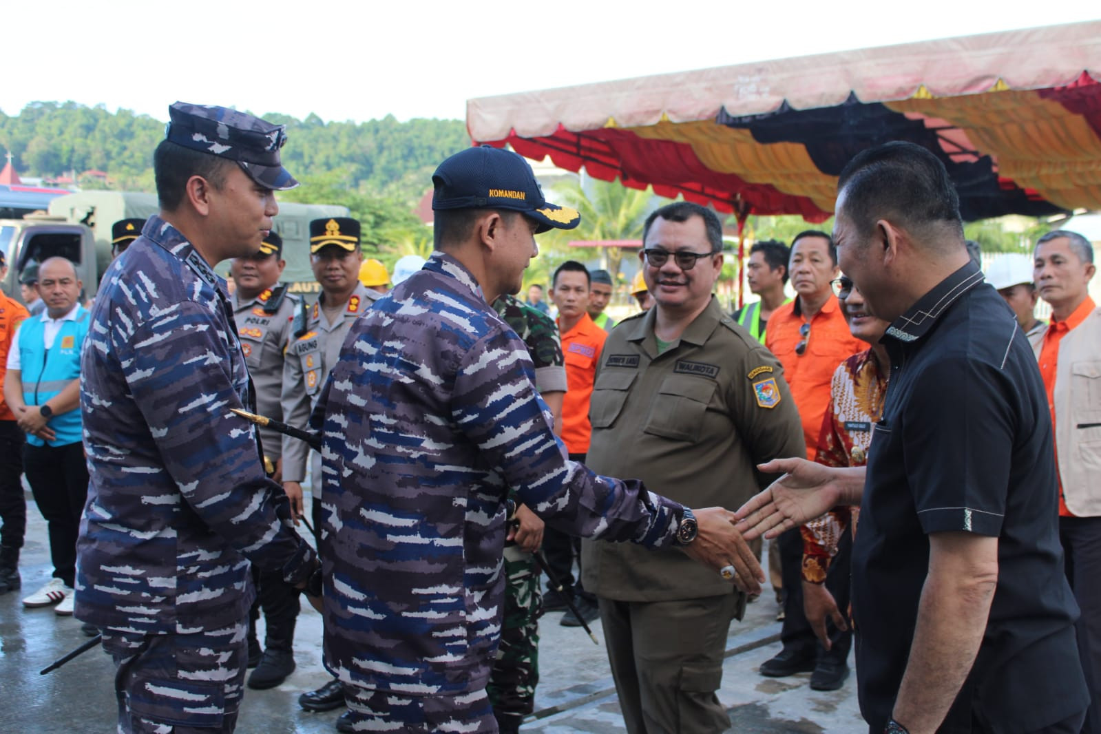 KRI Semarang-594 Tiba di Pelabuhan Gunung Sitoli Bawa Bantuan Bencana Alam di Kepulauan Nias