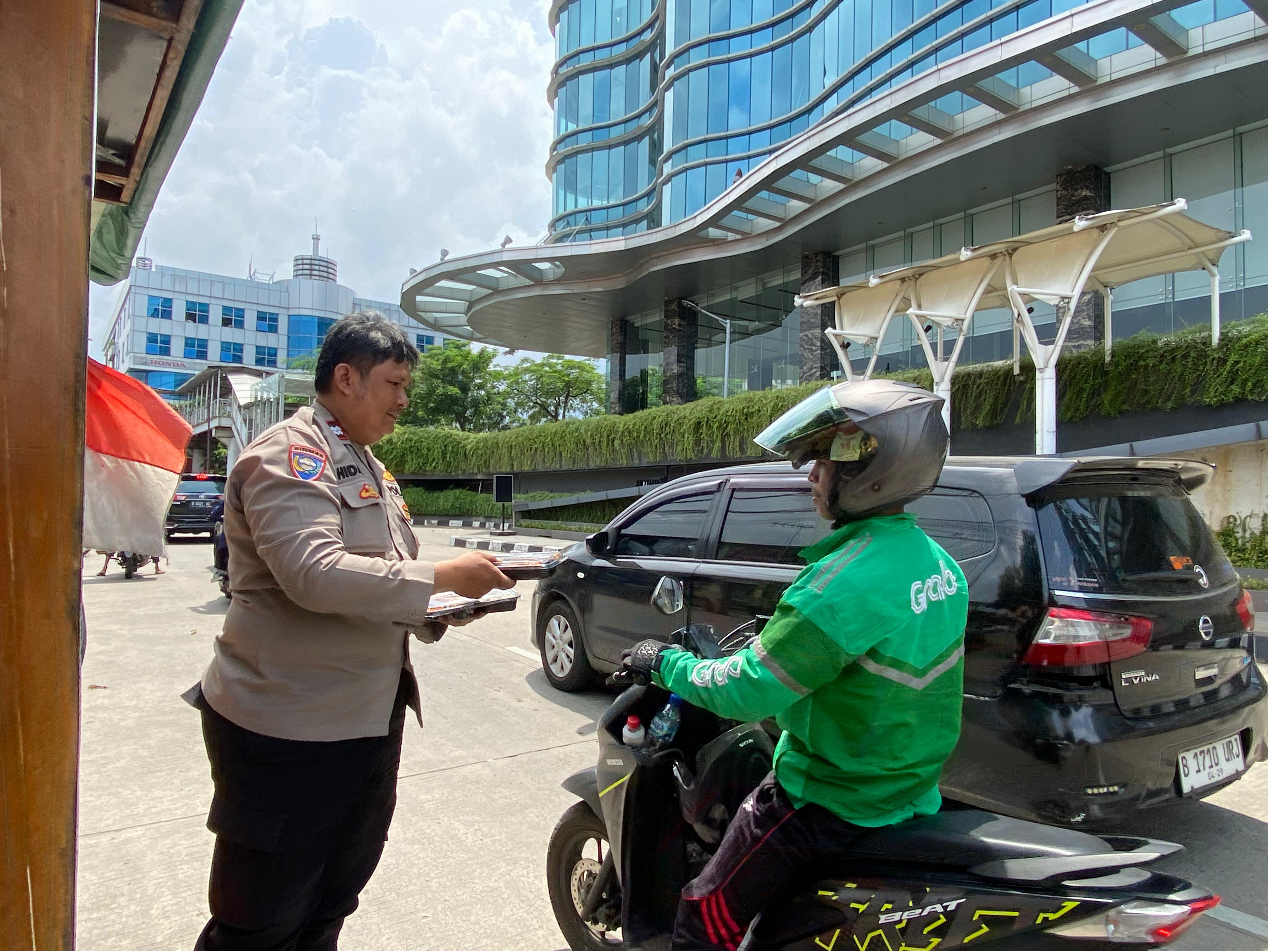Polsek Metro Penjaringan Gelar Jumat Berkah, Bagikan Makanan Siap Saji untuk Warga dan Pengemudi