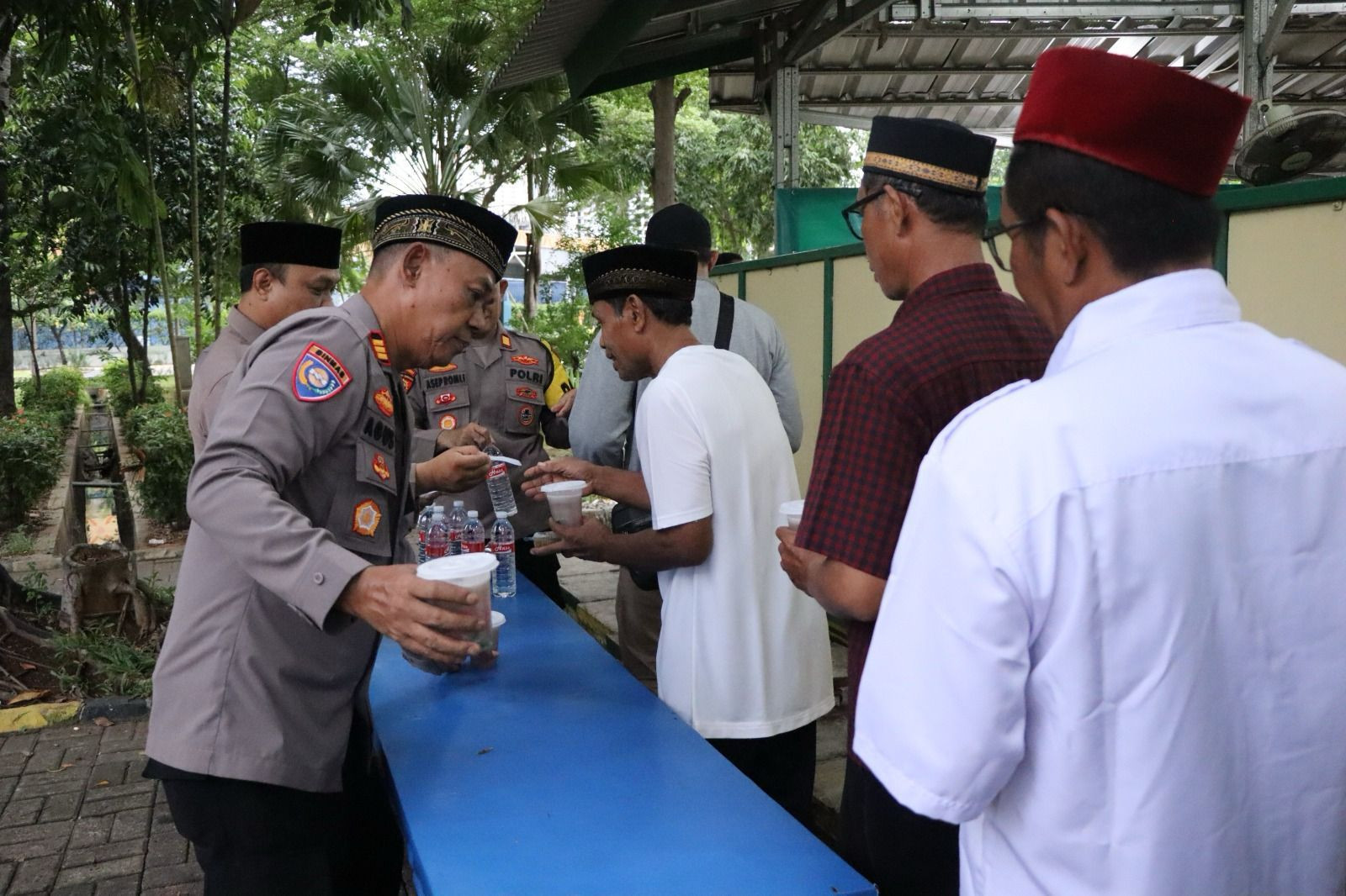 Polres Kepulauan Seribu Gelar Pembagian Takjil dan Buka Puasa Bersama di Masjid Baitul Janna