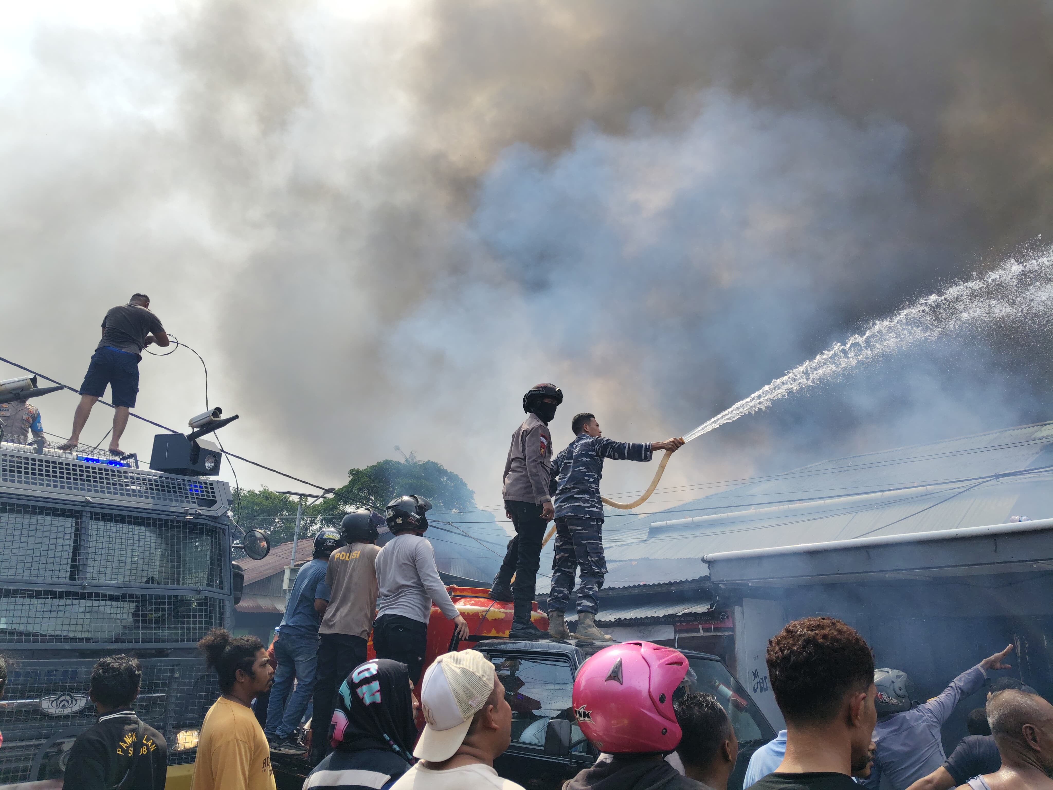 Aksi Cepat Prajurit Posal Bula Bantu Tim Damkar Atasi Kebakaran
