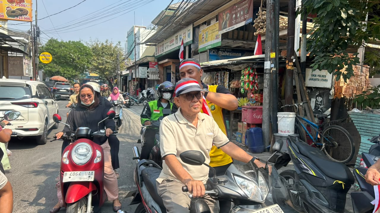 Polsek Koja Bangkitkan Semangat Kemerdekaan, Bagikan 100 Pita Merah Putih kepada Pengendara