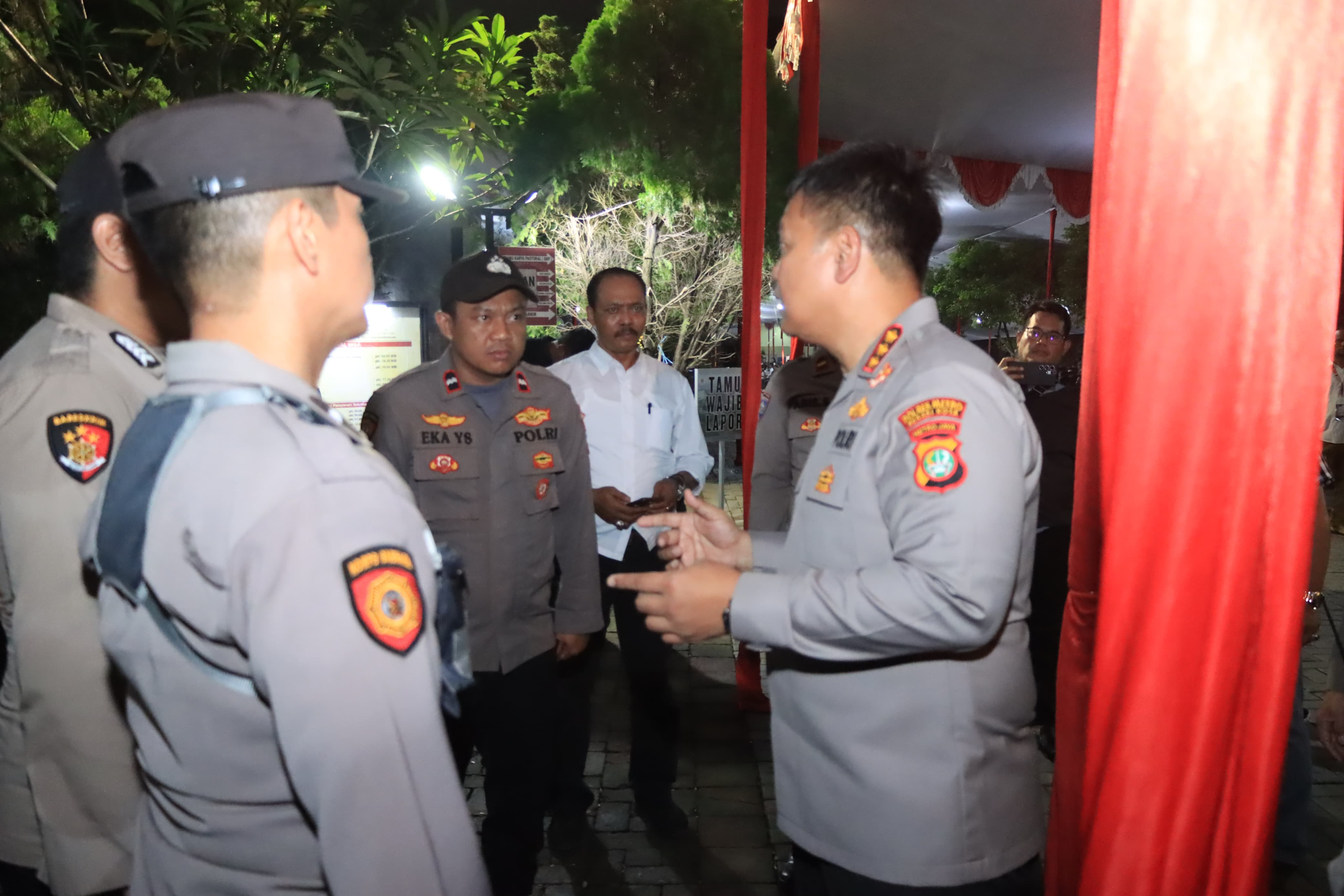 Kapolres Metro Bekasi Kota Pastikan Keamanan Paskah di Gereja Santo Albertus, Misa Berjalan Khidmat dengan Ribuan Jemaat