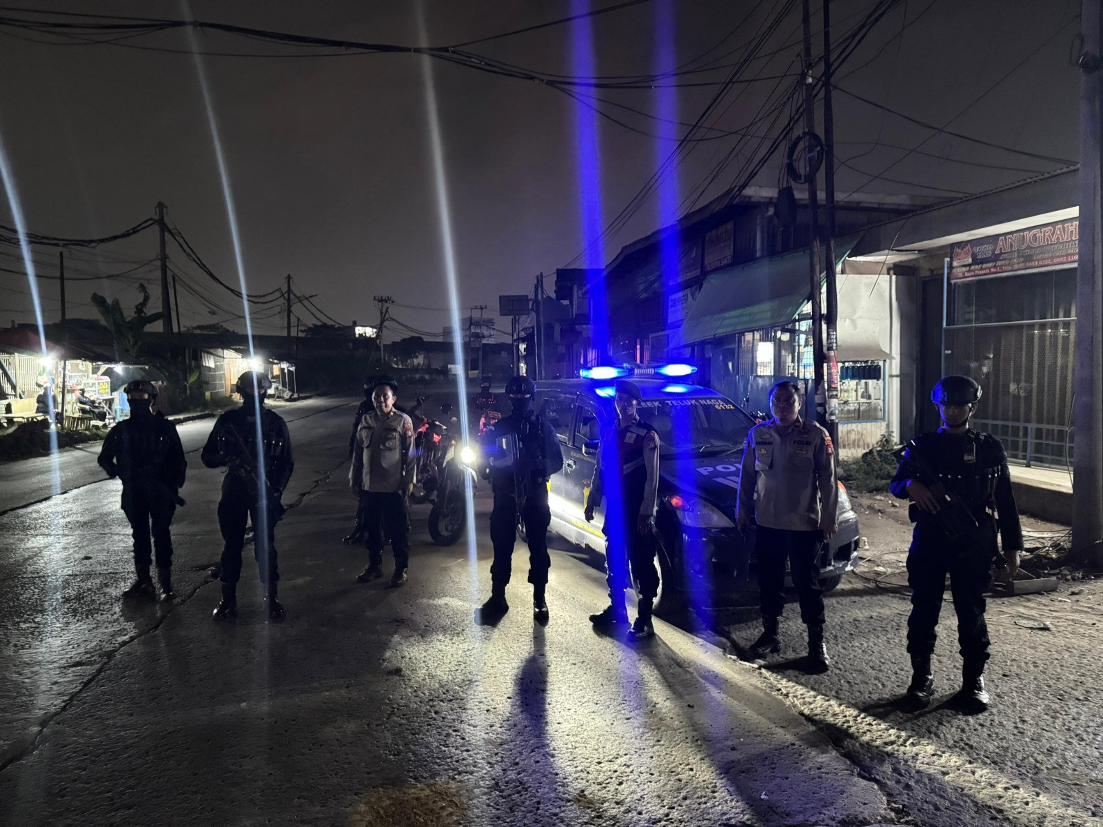 Brimob Polda Metro Jaya Bubarkan Tawuran di Kosambi, Parang 1 Meter Disita