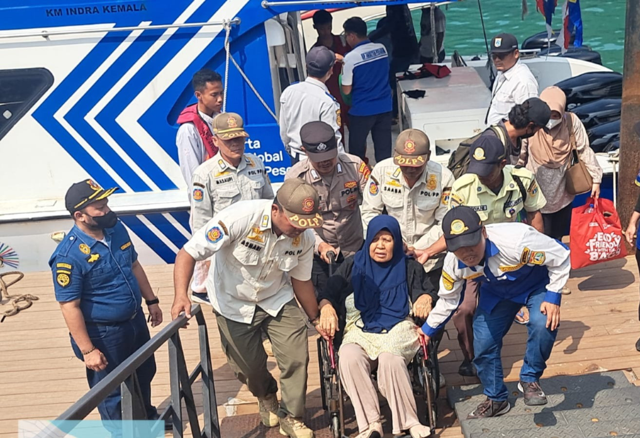 Polisi Humanis Bantu Lansia di Dermaga Pulau Seribu, Cegah Narkoba dan Miras Masuk