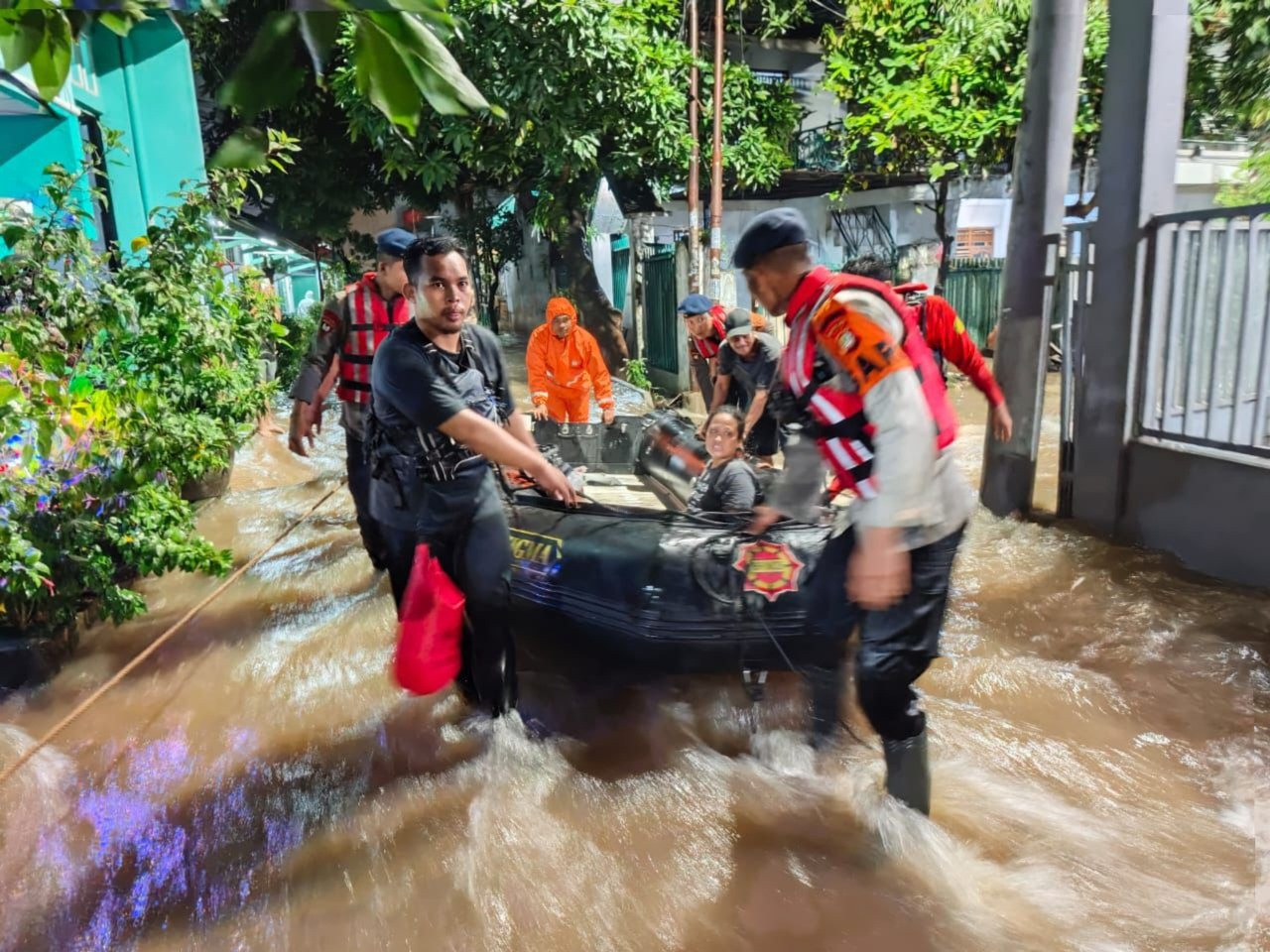 Brimob Polda Metro Jaya Laksanakan Patroli SAR Antisipasi Banjir dan Bantu Evakuasi Warga di Pondok Aren