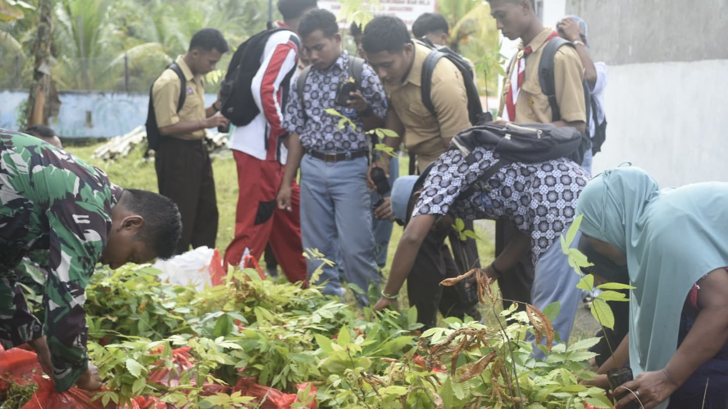 Lestarikan Lingkungan, Satgas TMMD Ke-124 Kodim 1501/Ternate Laksanakan Penghijauan