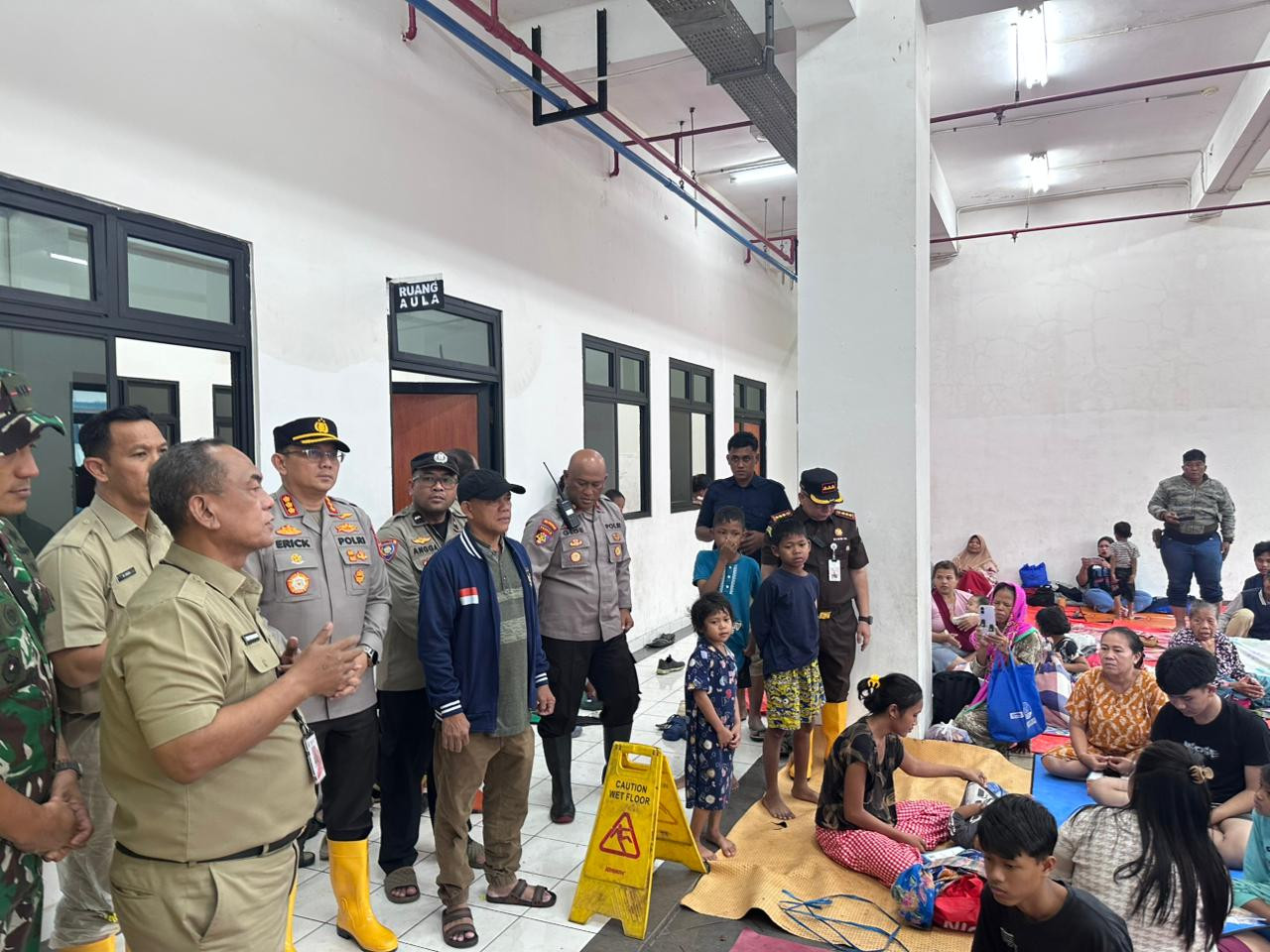 Kapolres Metro Jakarta Utara bersama Forkopimko Tinjau Pengungsi Banjir di Cilincing, Salurkan Ratusan Paket Bantuan