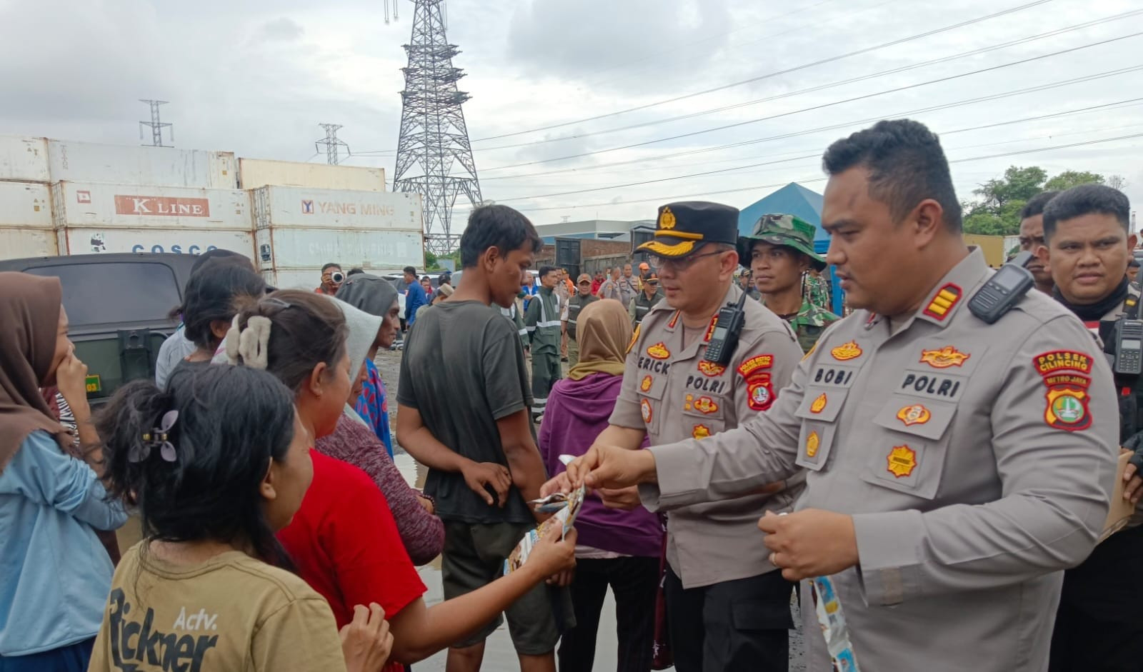 Kapolres Metro Jakarta Utara dan Forkopimko Jakut Kunjungi Pengungsi Banjir di Rorotan, Salurkan Bantuan Logistik