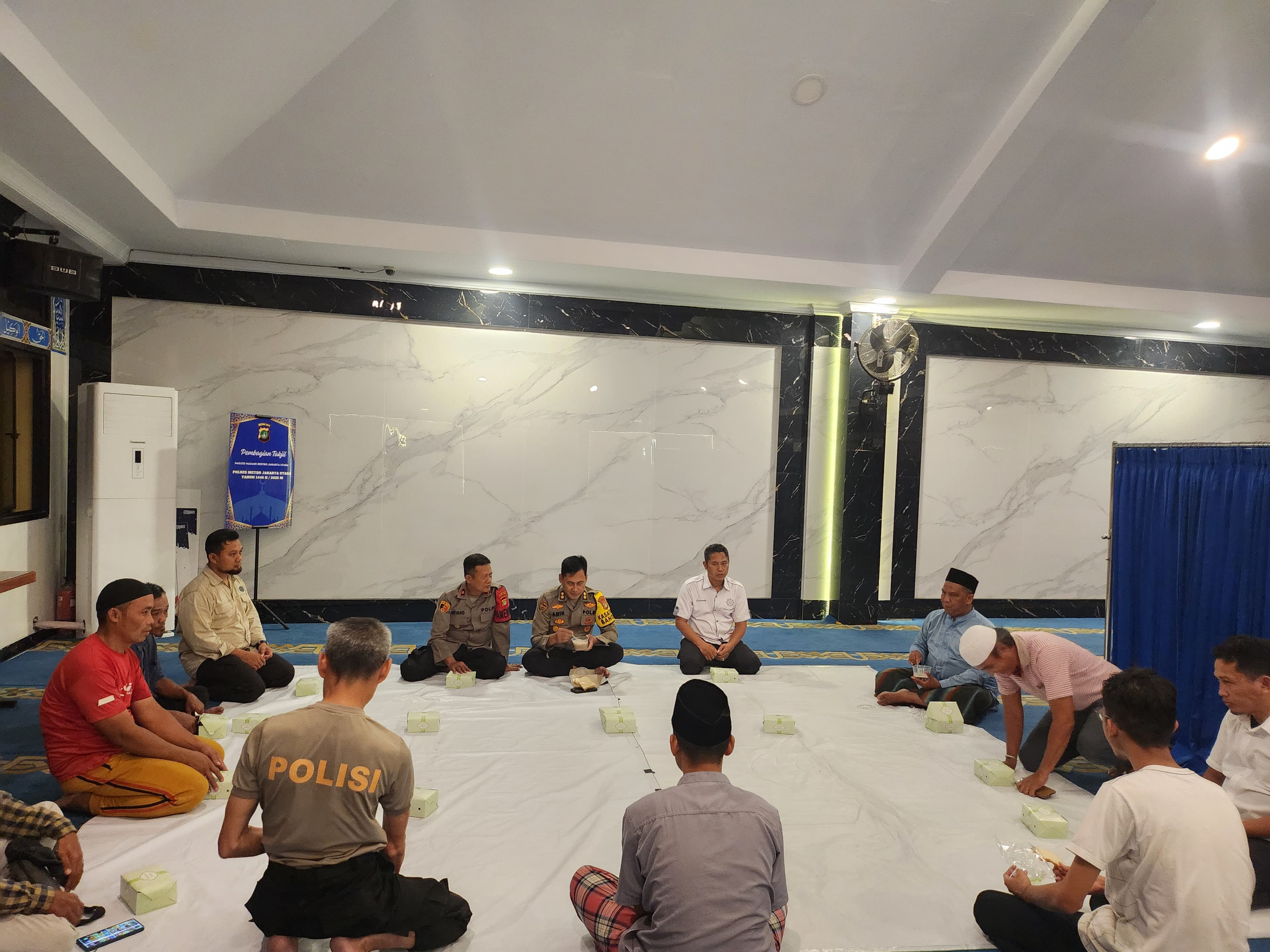 POLRES METRO JAKARTA UTARA BERBAGI BERKAH RAMADHAN: 100 PORSI TAKJIL UNTUK JEMAAH MASJID MADANI