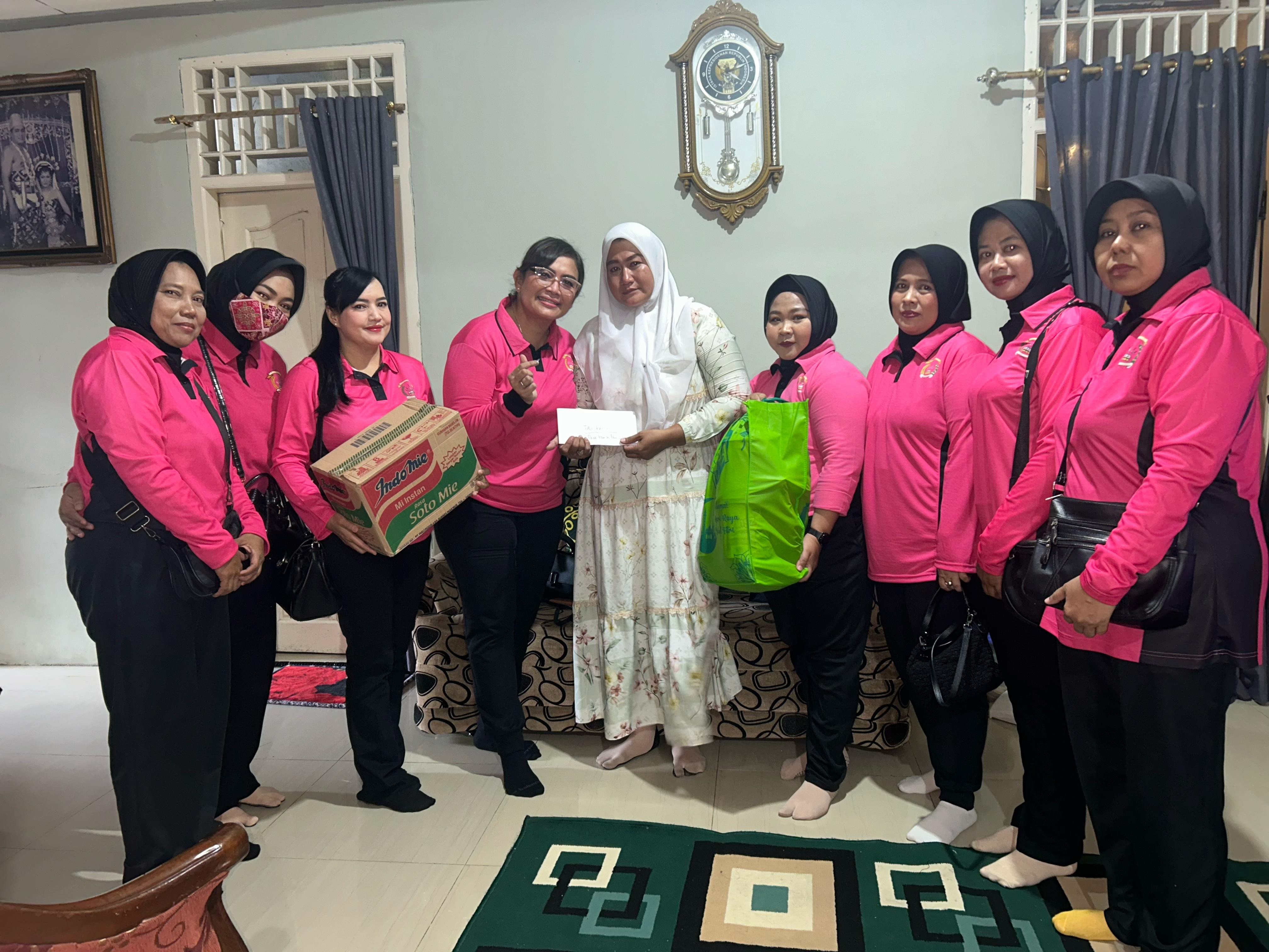 Ketua Bhayangkari Ranting Koja Kunjungi Keluarga Almarhum AIPTU Melka Alfendri, Berikan Bantuan dan Dukungan