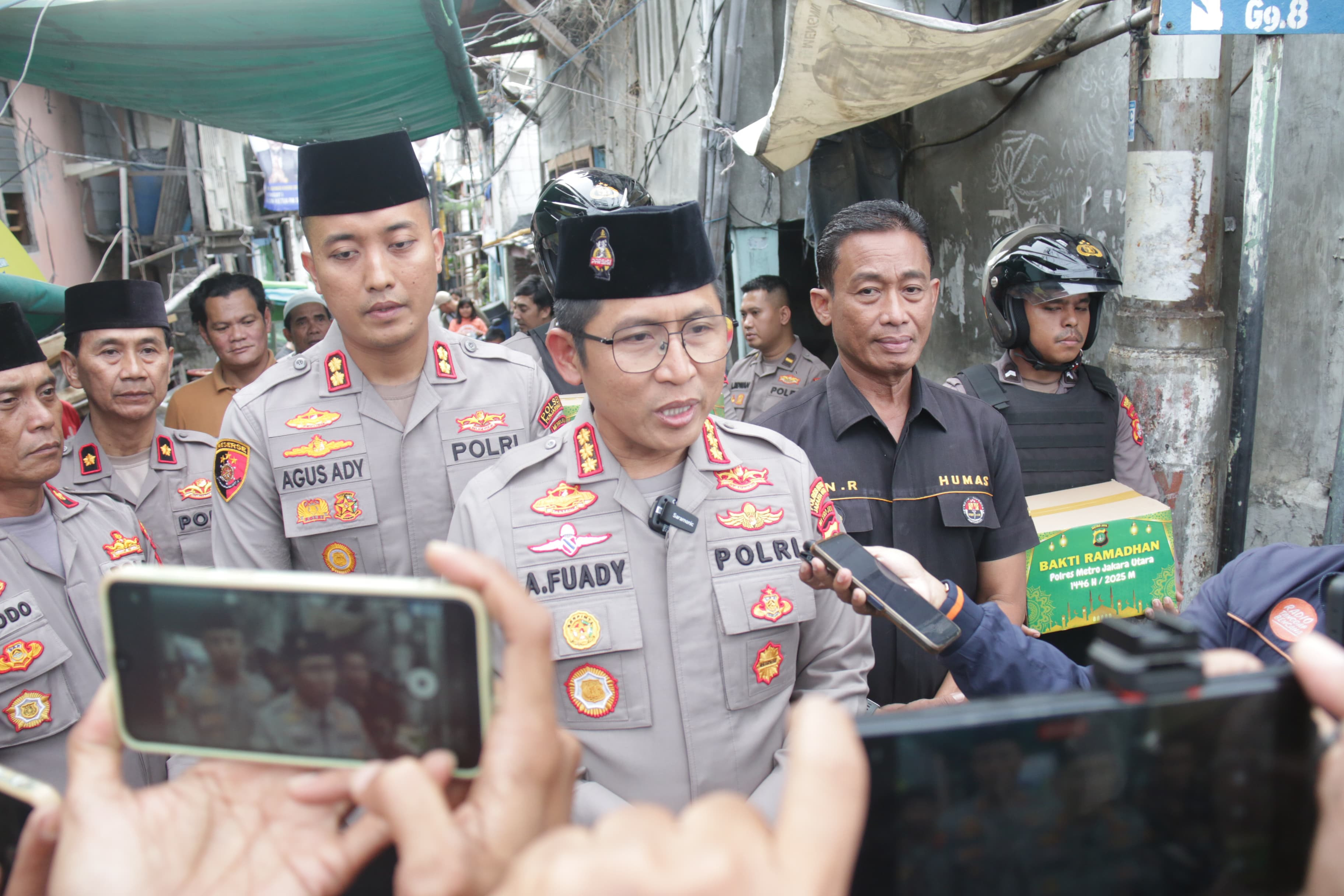 Kapolres Metro Jakarta Utara dan PJU Bagikan Takjil Serta Sembako di Penjaringan