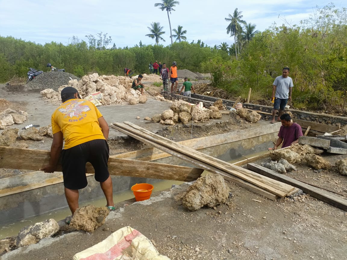 Personel TMMD Ke-127 Kodim 1514/Morotai Lanjutkan Pembuatan Drainase di Desa Gotalamo