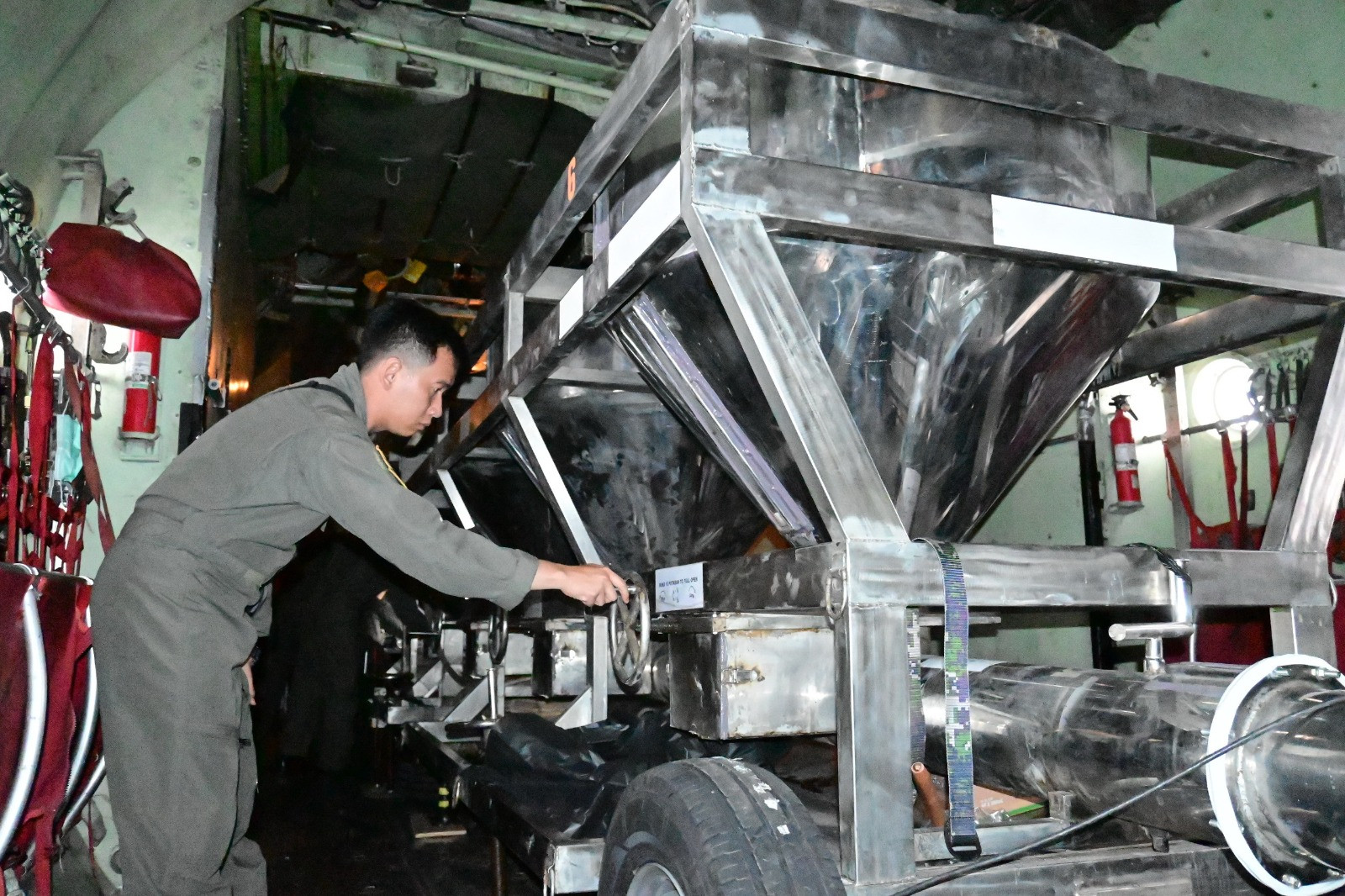 TNI Semai 9,2 Ton Garam dan 1,6 Ton Dry Ice Atasi Karhutla di Kalimantan