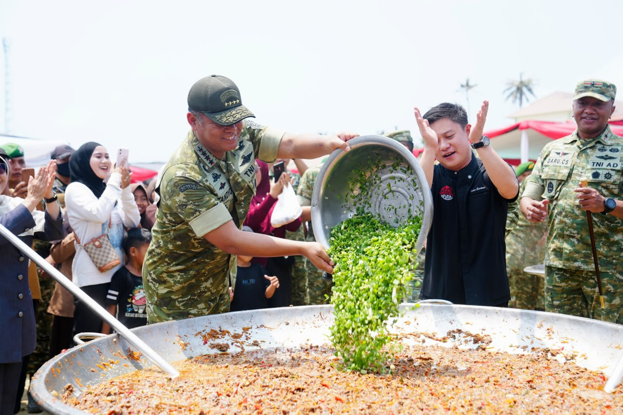 Wakil Panglima TNI Bagikan Sembako dan Tinjau Masak Kuali Merah Putih Bobon Santoso, Perkuat Kebersamaan TNI dan Rakyat