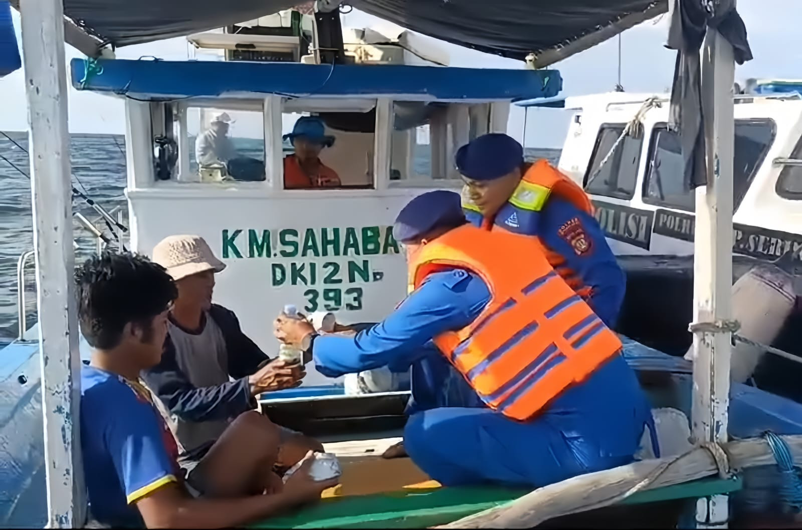 Polisi Satpolairud Polres Kepulauan Seribu Beri Makanan, Minuman, dan Life Jacket Gratis untuk Nelayan