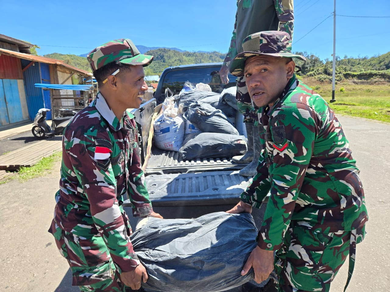 Kodim 1715/Yahukimo Melaksanakan Renovasi Rumah Tidak Layak Huni Dalam Rangka Memperingati HUT Korem 172/PWY Ke-62