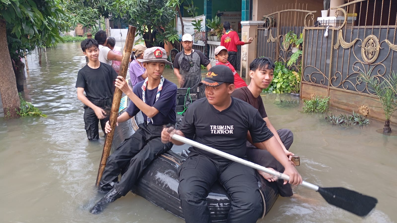 Aksi Kemanusiaan di Tengah Banjir, Saka Bhayangkara Polres Metro Bekasi Kota Terjun Langsung Bantu Evakuasi dan Logistik Warga