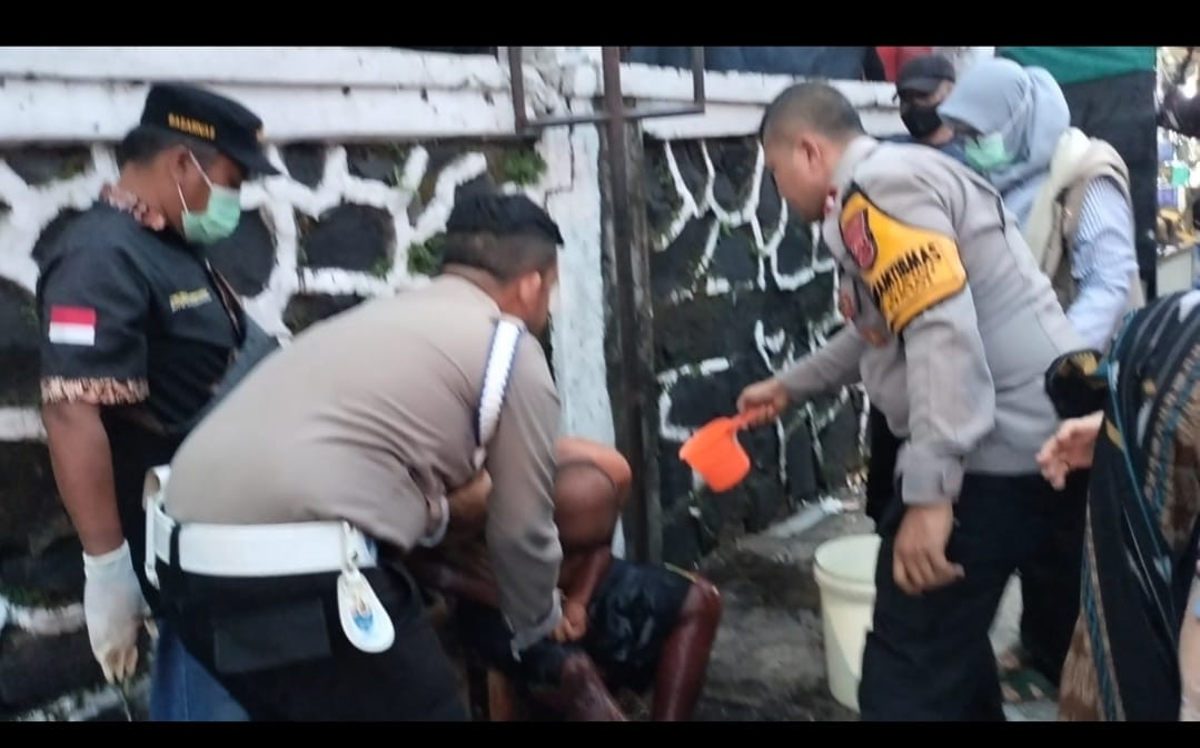 Respon Cepat Polsek Ciawi Evakuasi Warga Tanpa Identitas yang Diduga Sakit Keras ke RSUD Ciawi