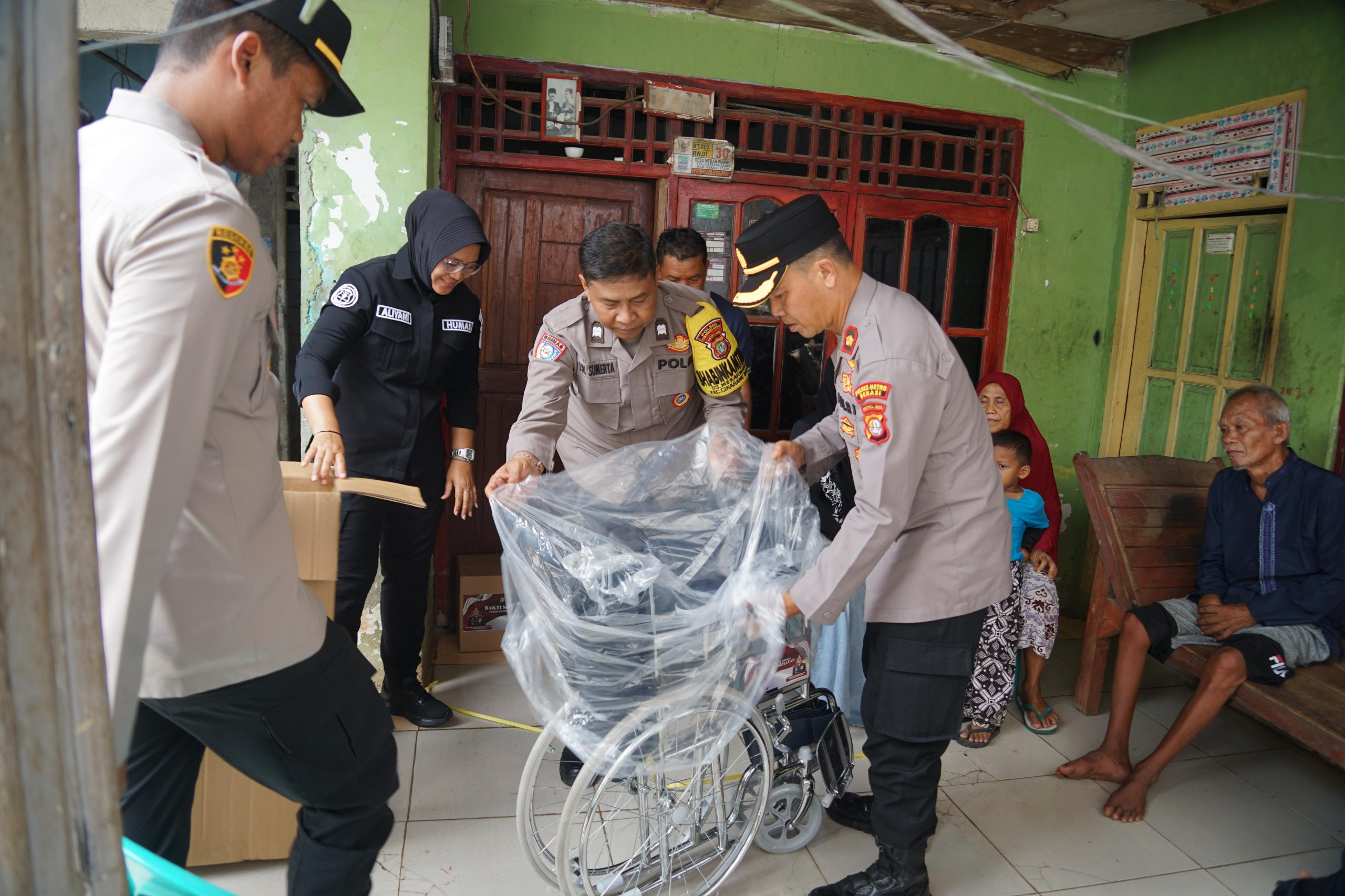 Bakti Kesehatan Polres Metro Bekasi: Kapolrestro Serahkan Kursi Roda untuk Warga Stroke di Cikarang Barat