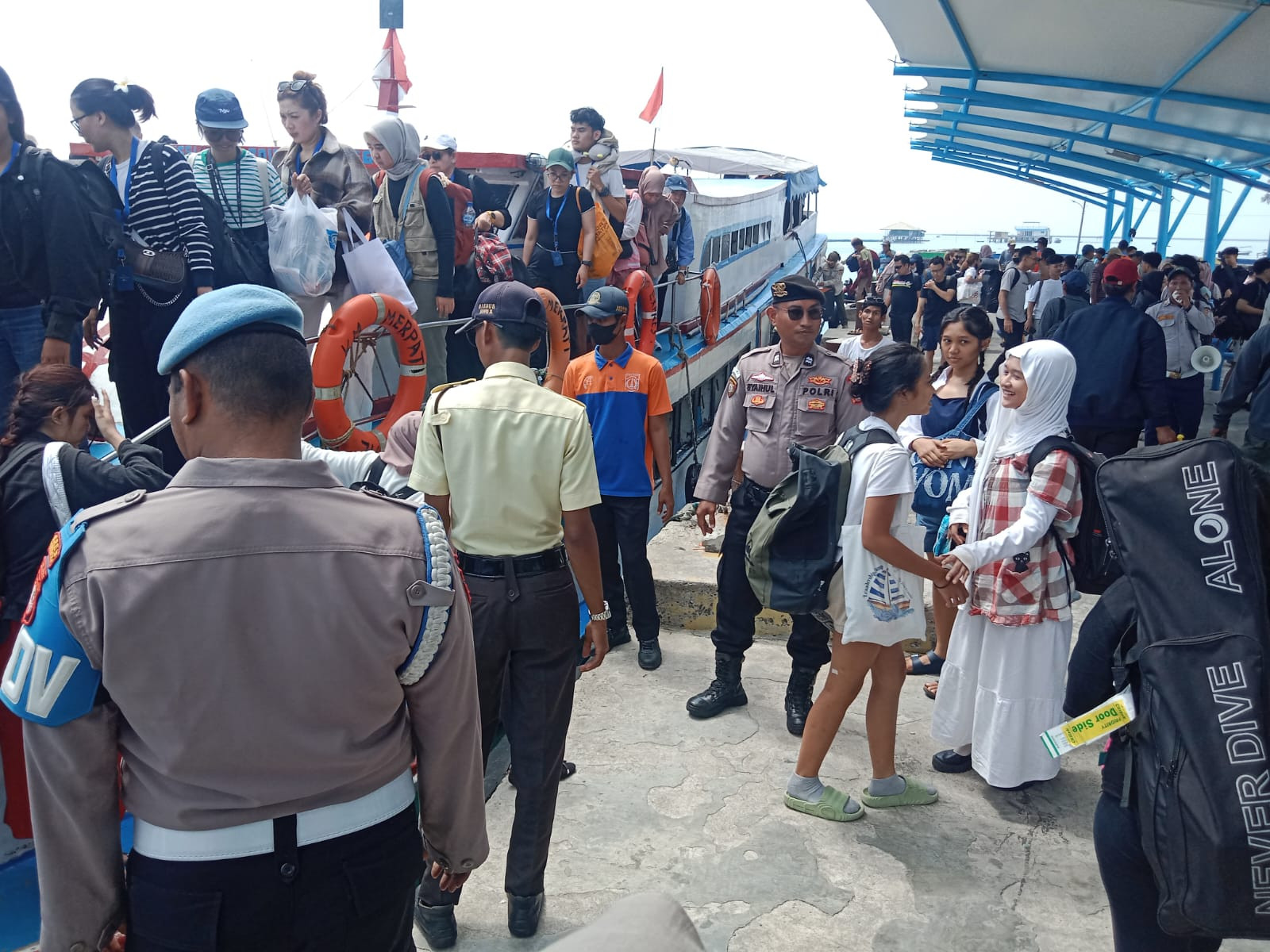 Polisi Baik Bantu Penumpang Turun dari Kapal, Polsek Kepulauan Seribu Utara Laksanakan Pengamanan Dermaga dengan Humanis