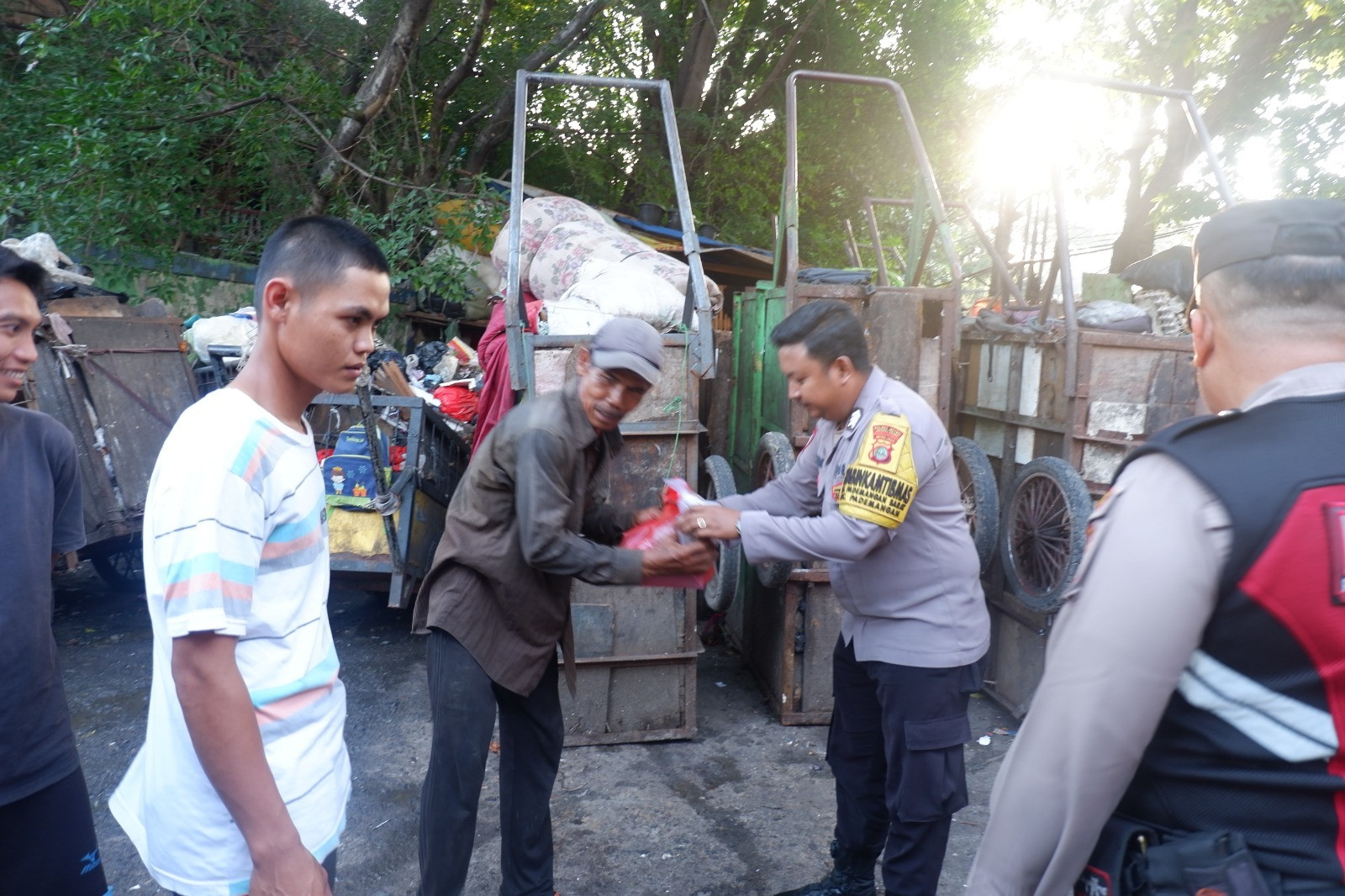 Polsek Pademangan Bagikan Takjil dan Makanan untuk Warga yang Berbuka Puasa