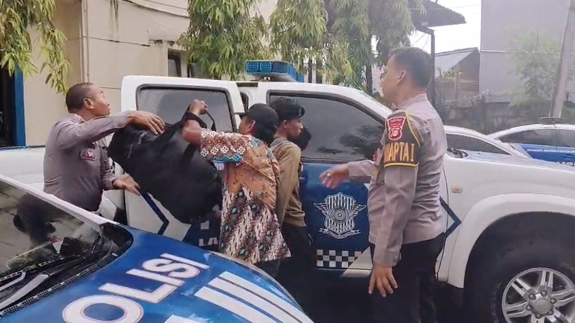 Respons Cepat CLBK, Polres Metro Bekasi Bantu Dua Pria Asal Medan Pulang Kampung