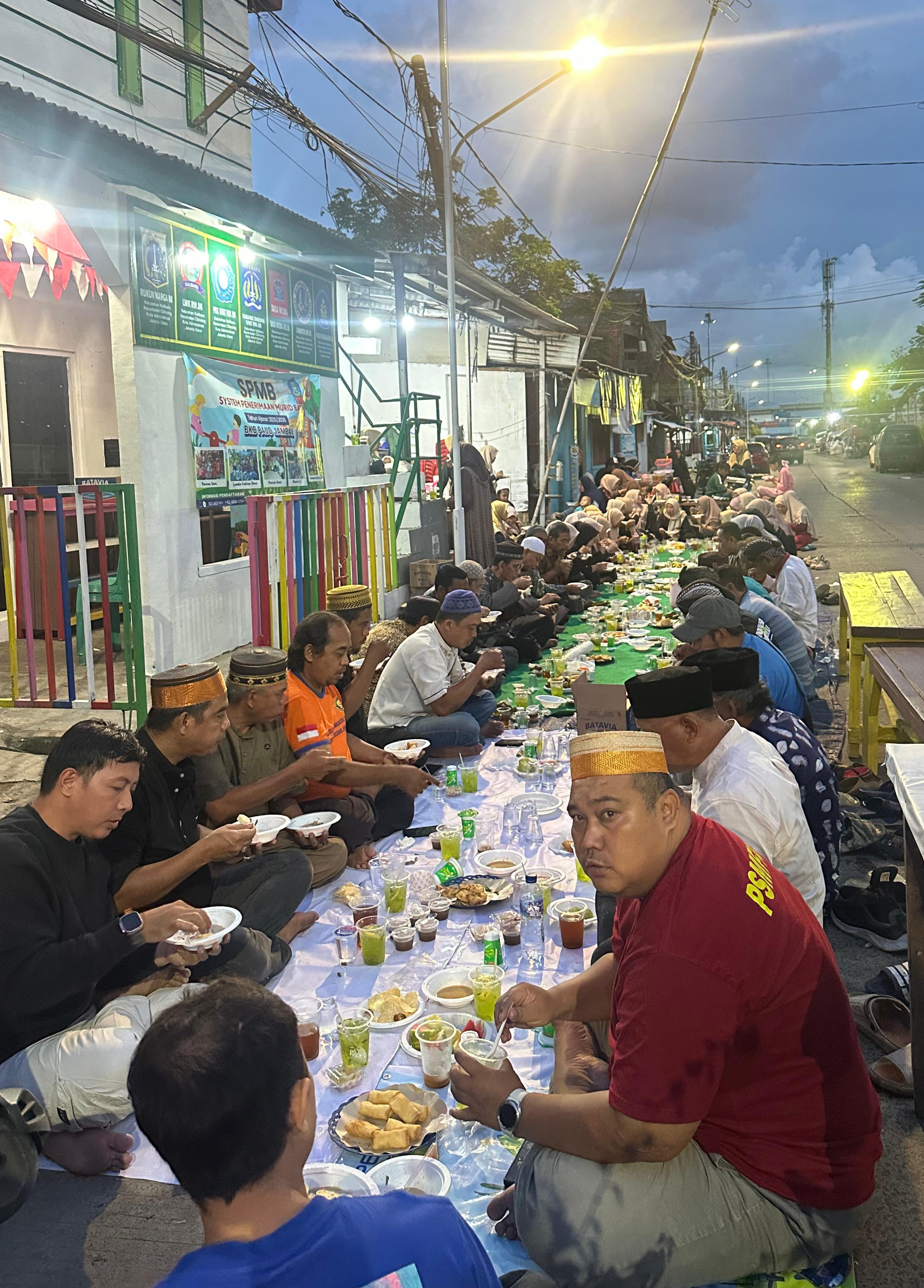 Silaturahmi dan Kebersamaan dalam Buka Puasa Bersama di RW 08 Kalibaru
