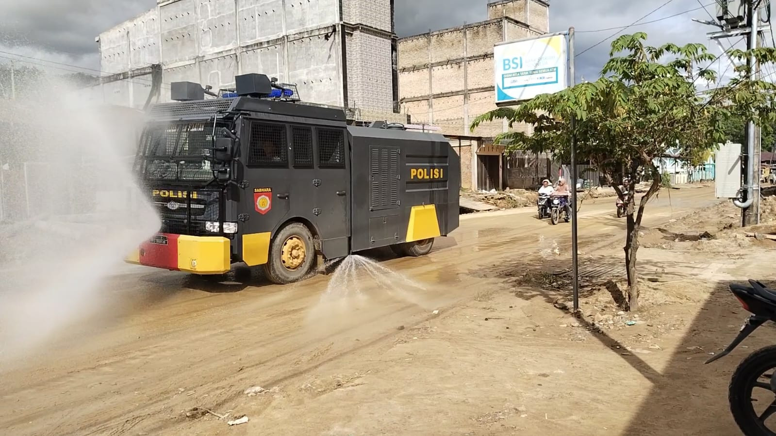 Water Cannon Disemprotkan di Jalan Lintas Aceh Selatan, Polri Minimalisir Debu Pasca Banjir