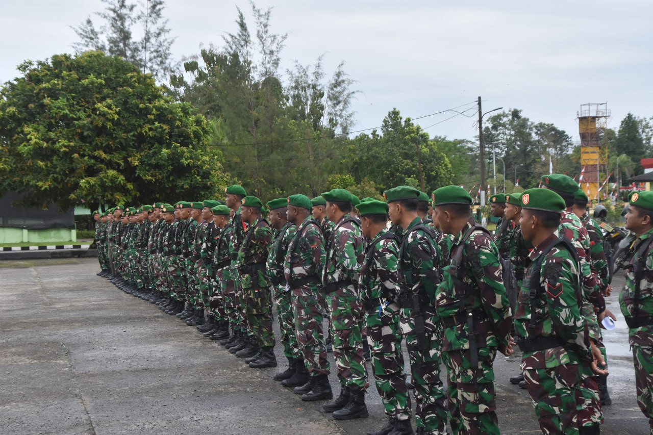 Apel Pagi, Dandim 1710/Mimika Tekankan Prajurit dan PNS Kodim Peka Dengan Situasi Yang Berkembang dan Sosialisasikan Kamtibmas Secara Humanis Kepada Masyarakat