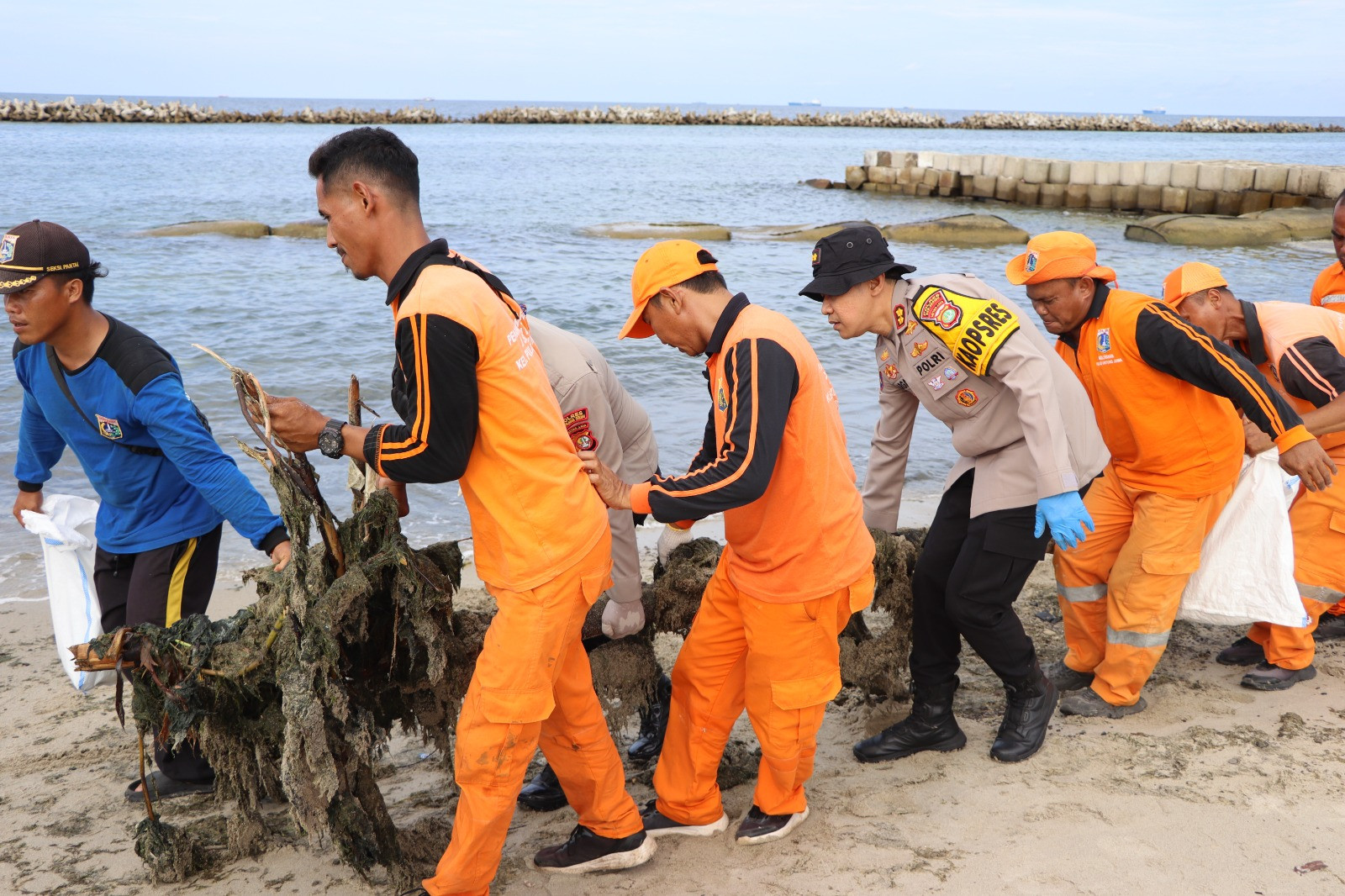 Aksi Bersih Pantai Polres Kepulauan Seribu, Bukti Cinta dan Kepedulian Warga pada Pulau Untung Jawa