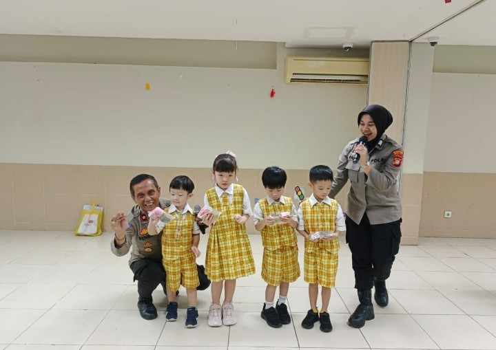Polisi Sahabat Anak, Polres Metro Jakut Edukasi Murid TK Penabur PIK soal Keselamatan