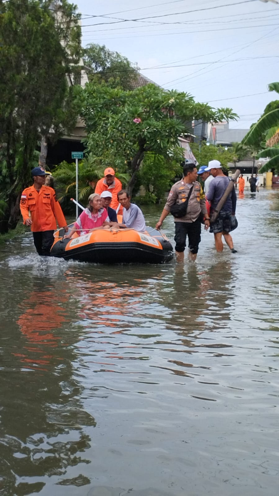 Polsek Medan Satria Evakuasi Warga Sakit di Perumahan Harapan Indah