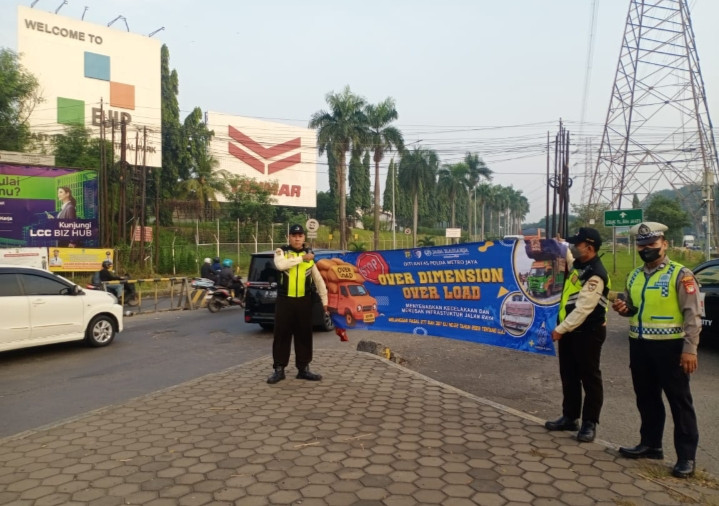 Sambut Indonesia Zero ODOL, Kanit Lantas Polsek Cikarang Selatan Sosialisasi Langsung ke Pengemudi Truk