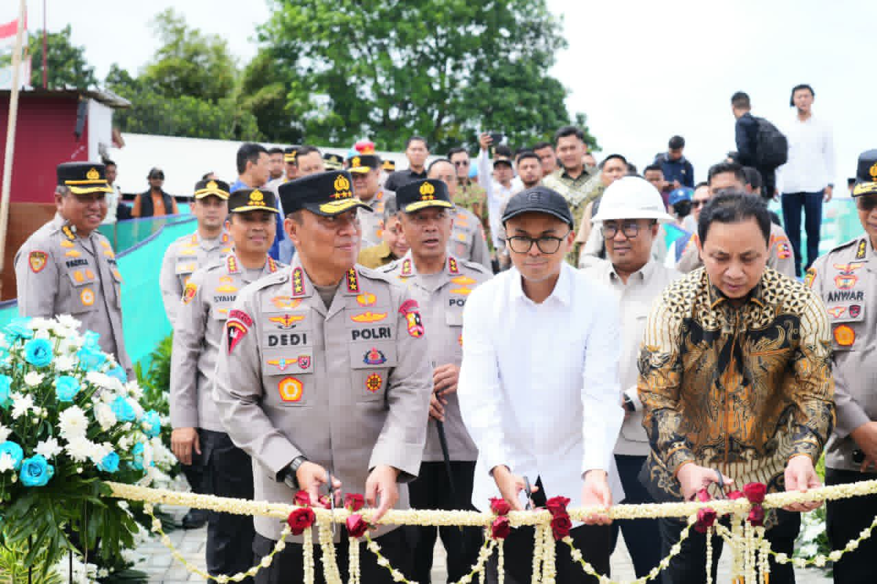 POLRI PERTEGAS PERAN AKTIF DALAM ASTACITA PADA TOPPING OFF SEKOLAH, PERESMIAN MASJID, DAN PELETAKAN BATU PERTAMA RUMAH IBADAH DI SMA KEMALA TARUNA BHAYANGKARA