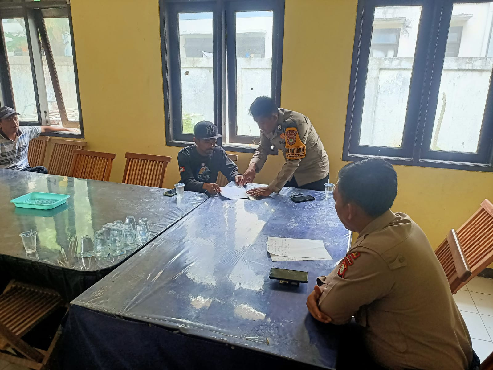 Polsek Kepulauan Seribu Selatan Selesaikan Kasus Salah Paham Rumah Tangga Lewat Problem Solving di Pulau Tidung