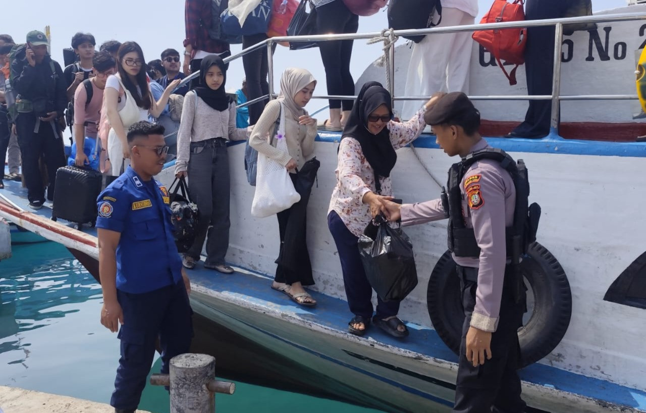 Polisi Baik Bantu Penumpang Turun Kapal, Amankan Dermaga Kepulauan Seribu Utara dari Sajam dan Narkoba