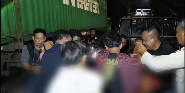 Polisi dan Warga Gotong Royong Bantu Pemotor Korban Kecelakaan Tabrak Truk Kontainer di Cilincing