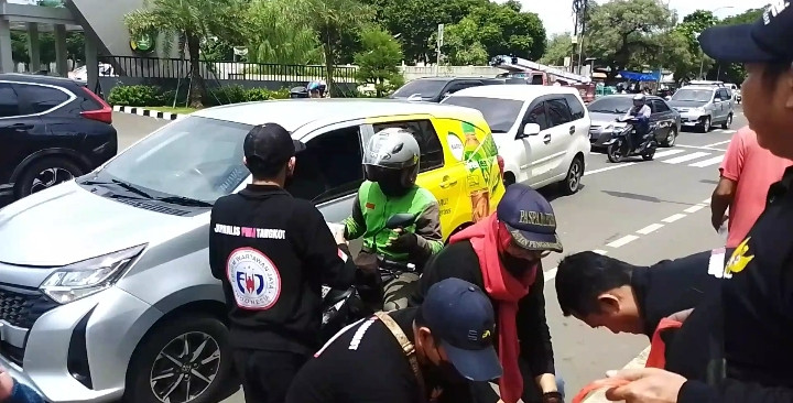 Rasa Kepedulian Tinggi FWJI Tangkot Bagikan Ratusan Makanan dan Minuman Pada Program Jum'at Berkah