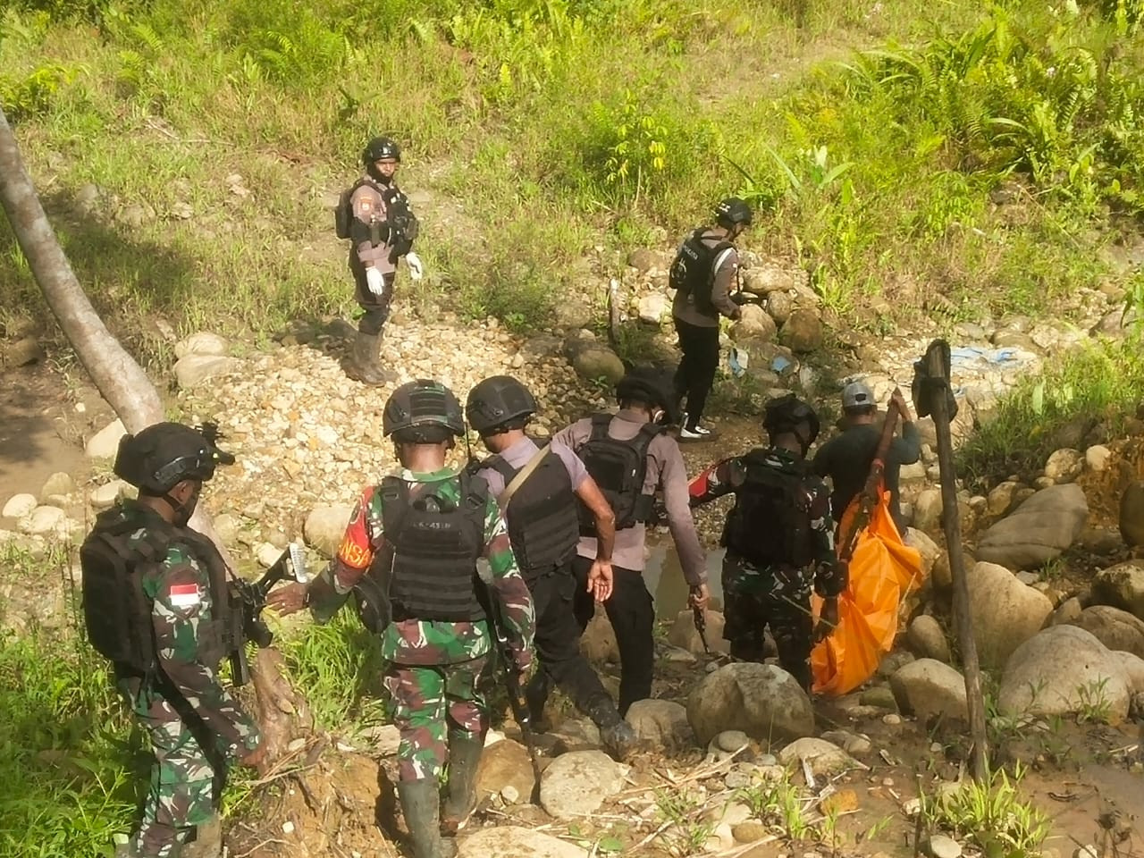 Aksi Sigap Prajurit Kodim 1715/Yahukimo Mengevakuasi Para Pendulang Emas Yang Menjadi Korban Pembunuhan oleh OPM di wilayah Yahukimo