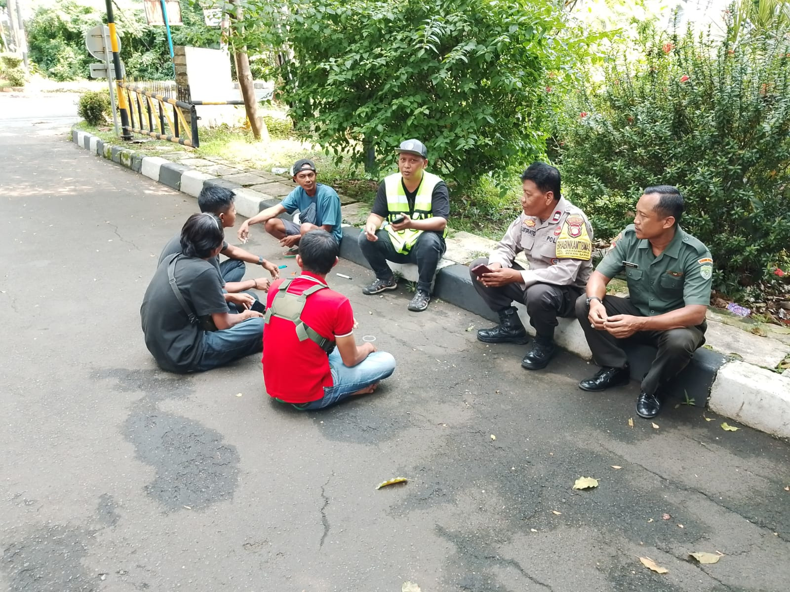 Bhabinkamtibmas Jakasampurna Lakukan Patroli dan Sambangi Warga untuk Jaga Kondusifitas Wilayah