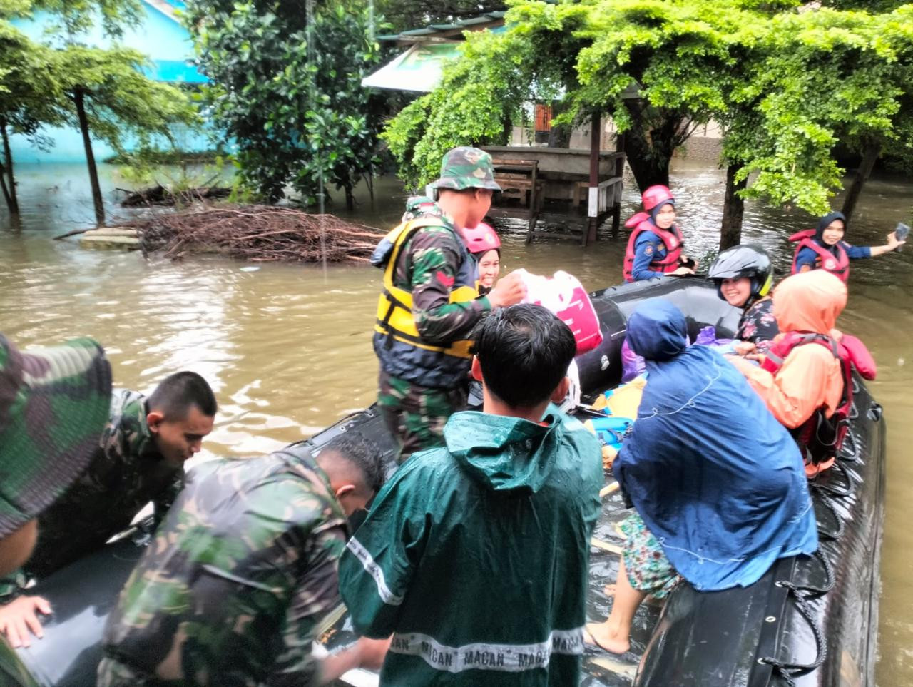 Pasukan Yonko 466 Kopasgat Bantu Evakuasi Warga Makassar Terdampak Banjir