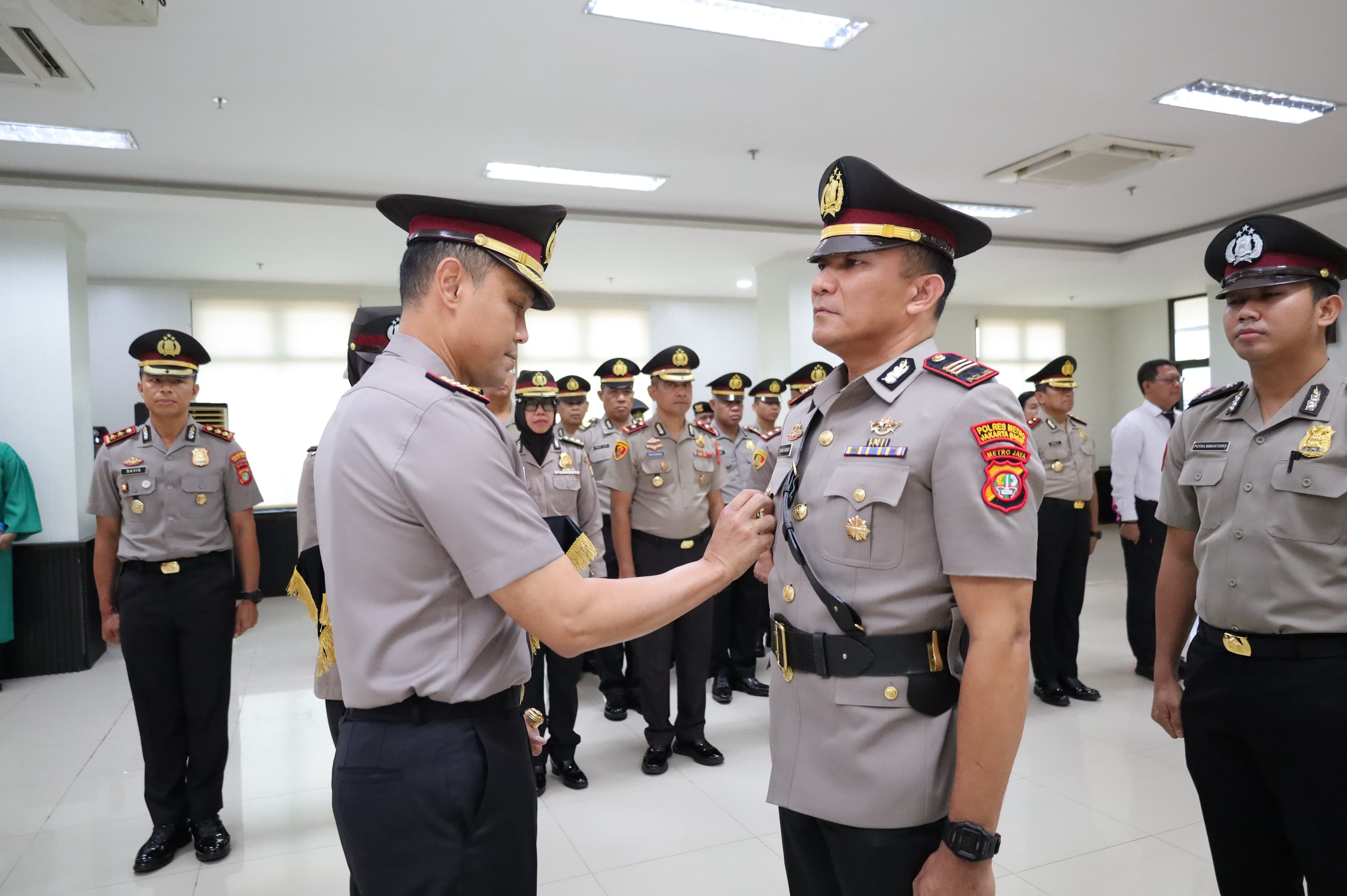 Kapolres Metro Bekasi Kota Pimpin Sertijab Kapolsek Bekasi Barat, Tekankan Sinergitas dan Kamtibmas yang Kondusif