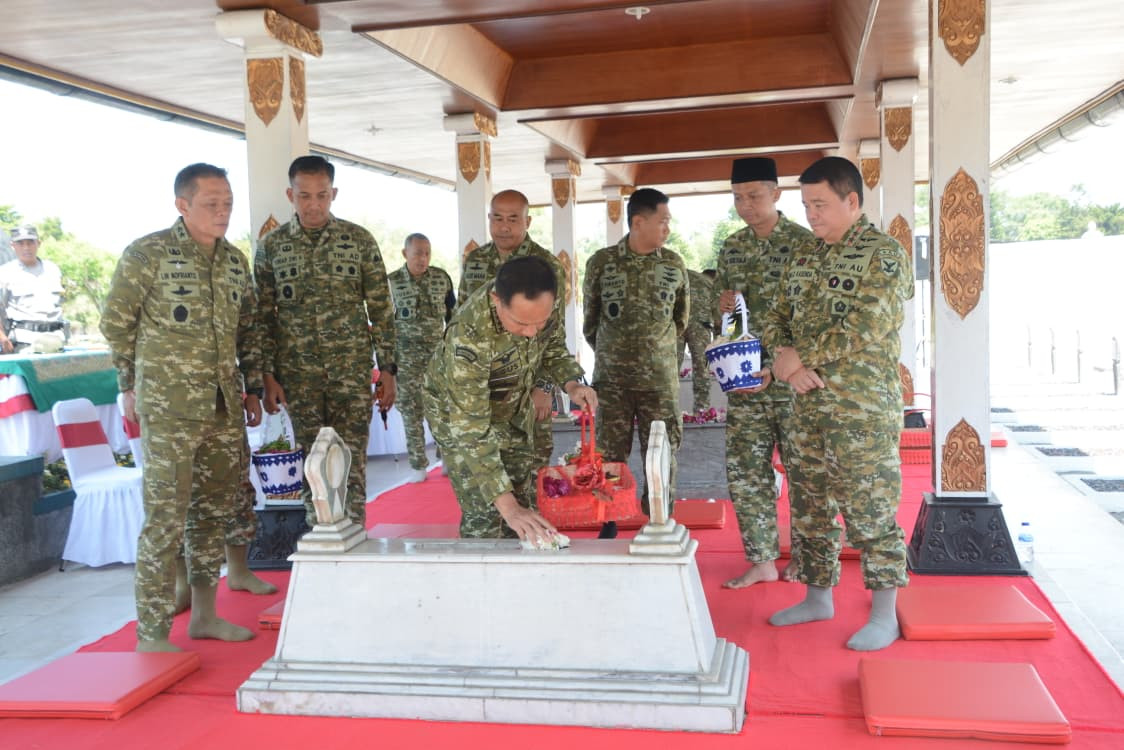 Panglima TNI Ziarah ke Makam Presiden RI Ke-2 dan Panglima Besar Jenderal Soedirman