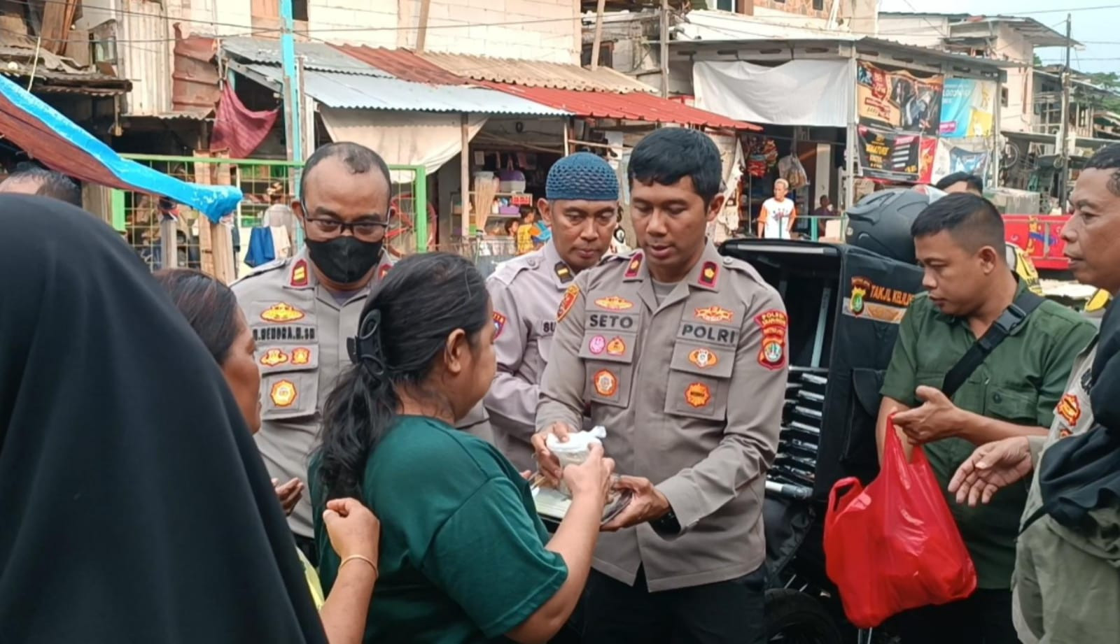 Polsek Kelapa Gading Bagikan Takjil Keliling, Sentuh Hati Warga di Slum Area Pegangsaan Dua