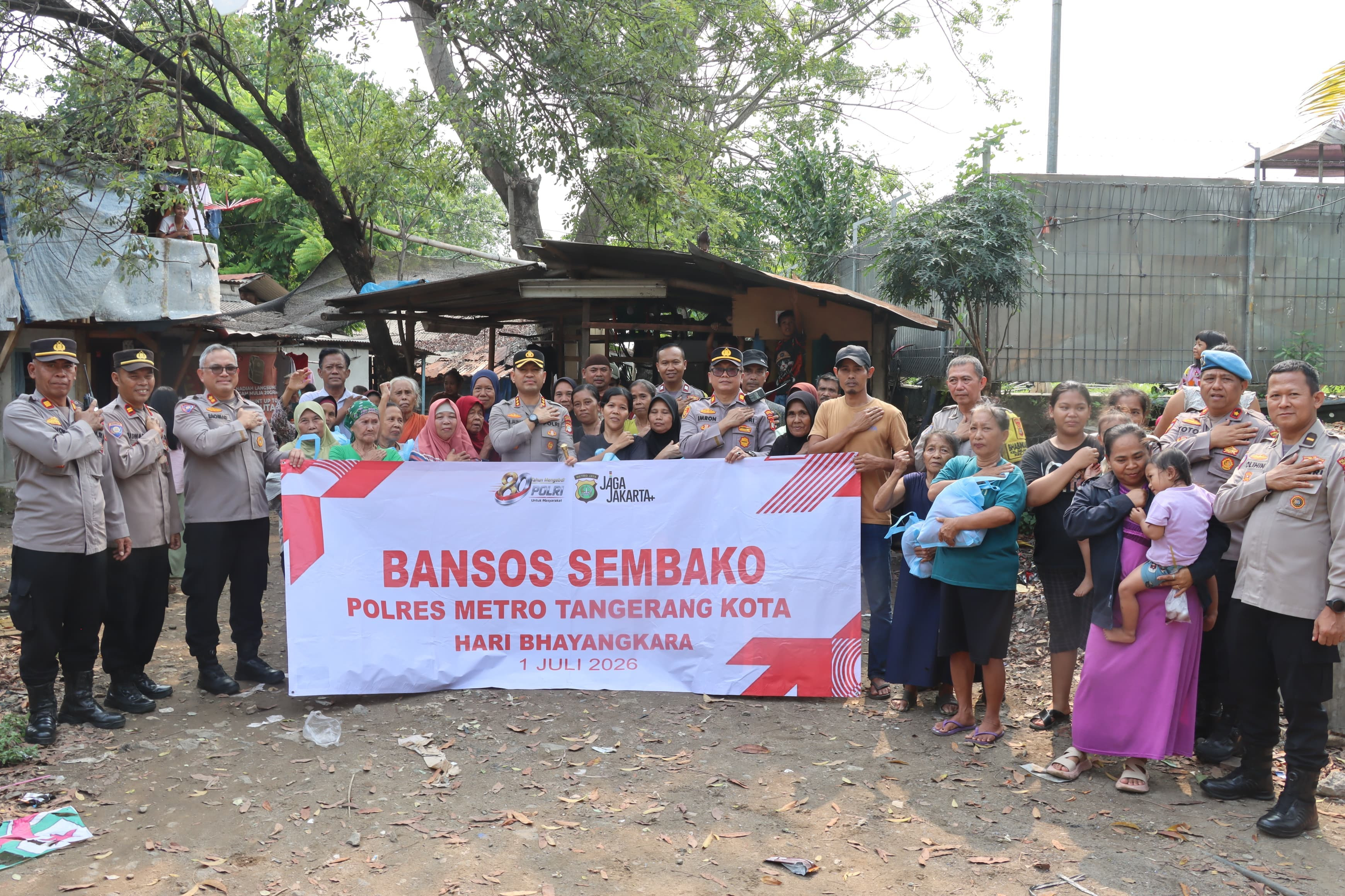 Jaga Jakarta On The Spot Sentuh Warga Mekarsari, Kapolres Metro Tangerang Kota Salurkan Bantuan Sembako